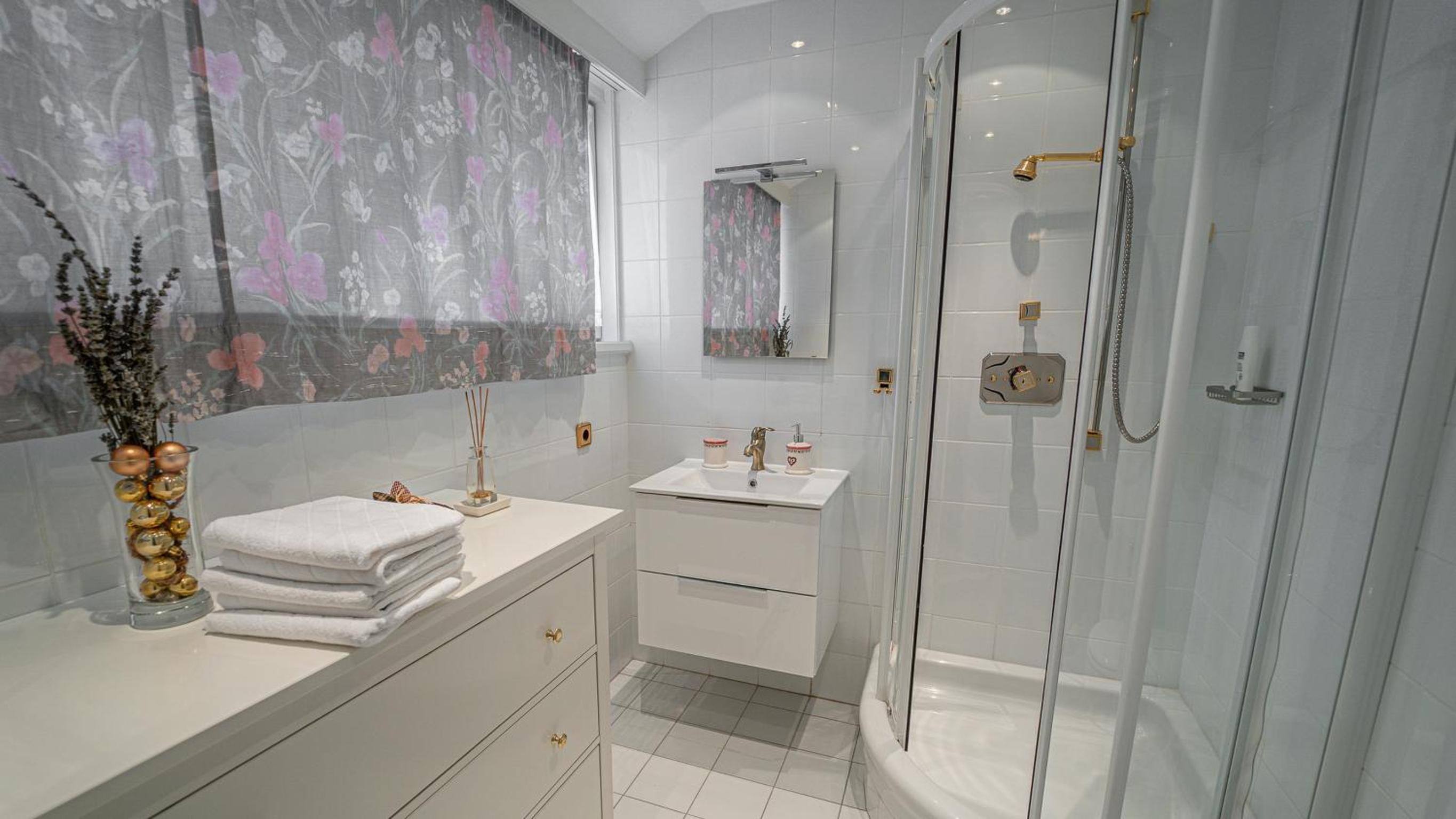 Villa Bostele with Five Bedrooms, Indoor Pool, Two Saunas & Garage