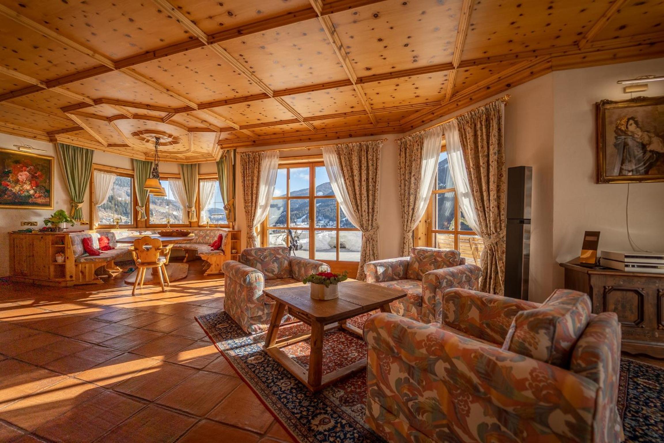Villa Bostele with Five Bedrooms, Indoor Pool, Two Saunas & Garage