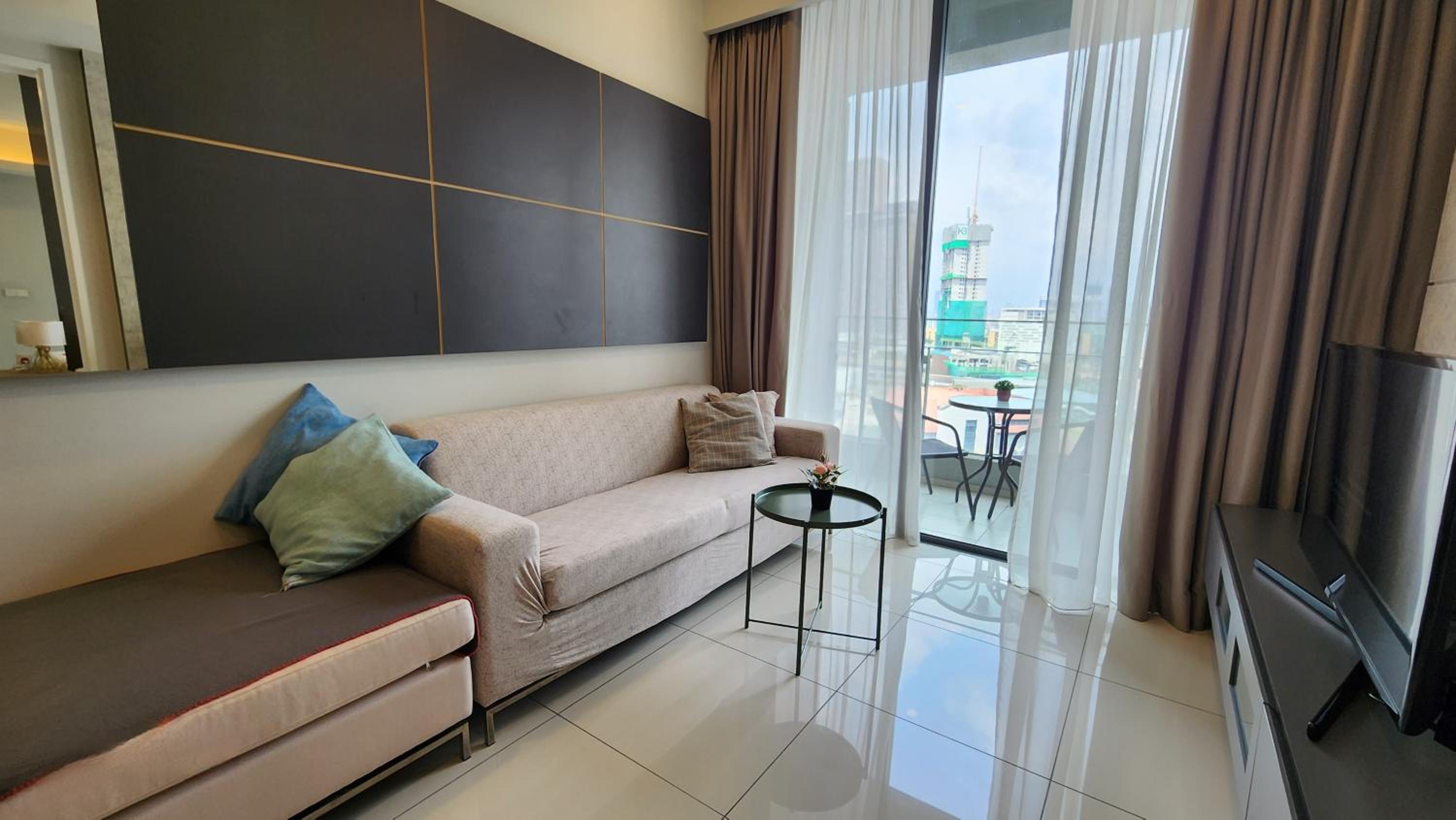 Balcony Unit @ Robertson Residence 18f
