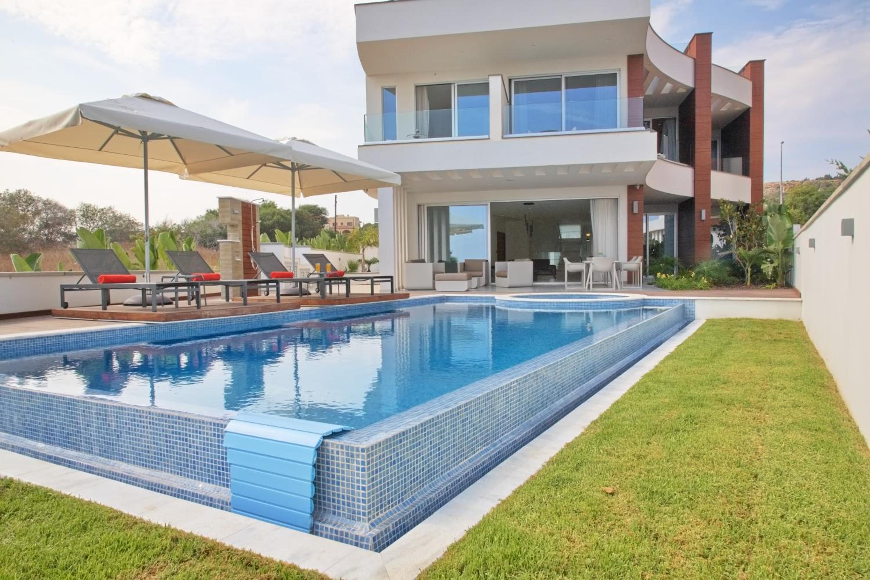 Sea Pearl Luxury Beachfront Villas