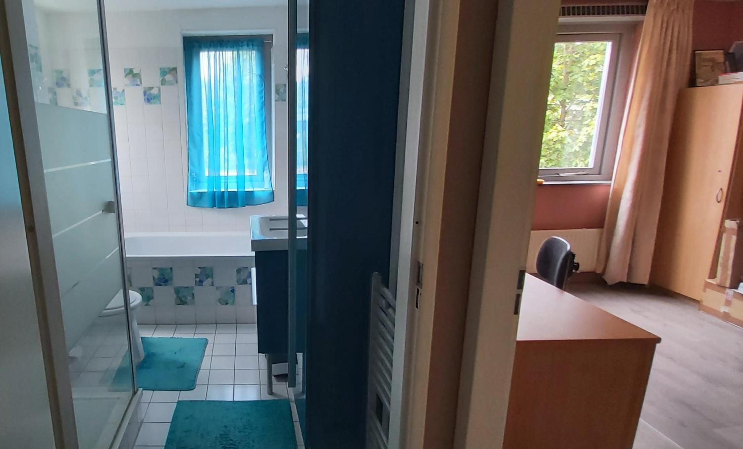 spacious room with free parking view 4