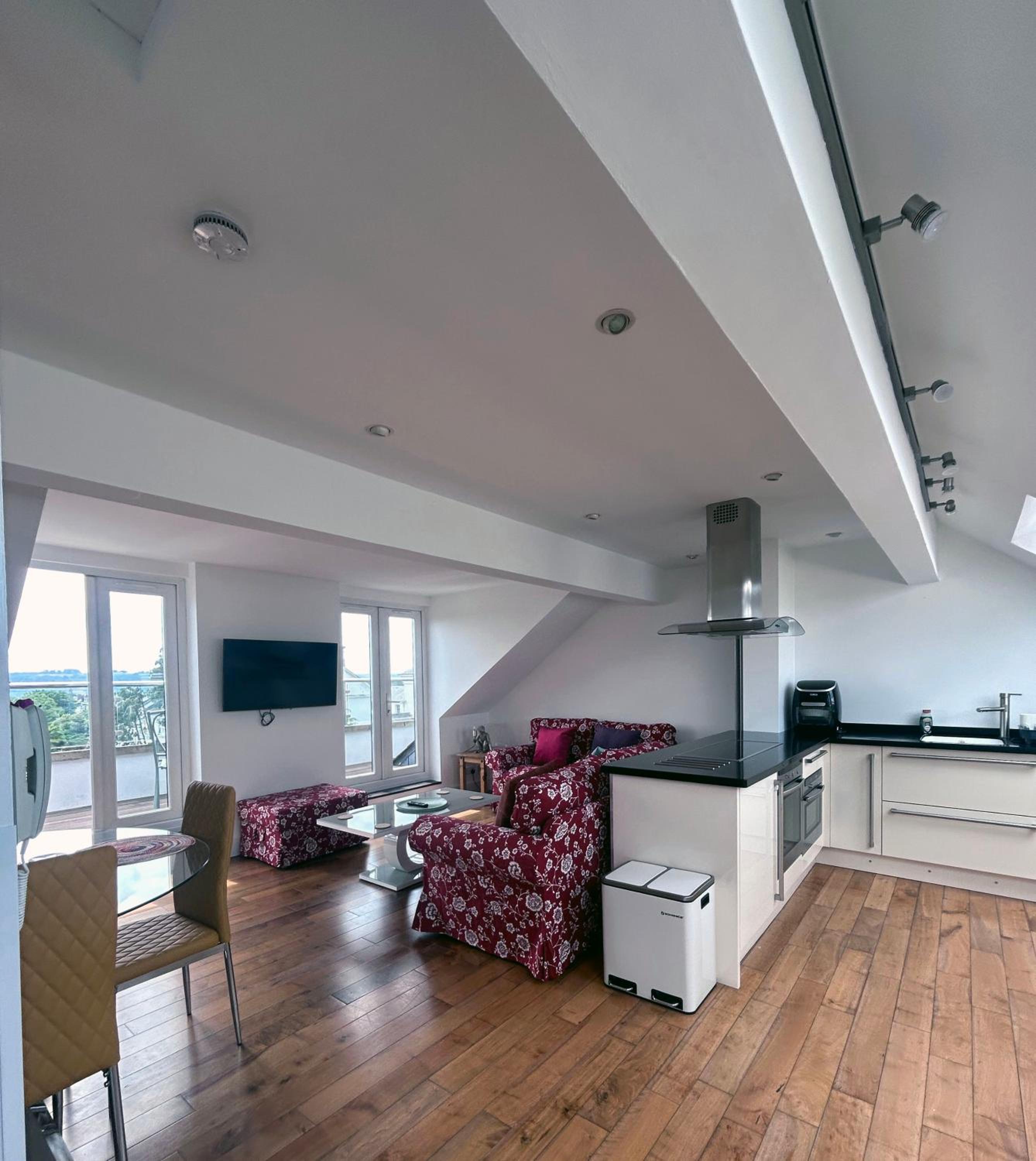 Seascape Penthouse with Free Parking view 4