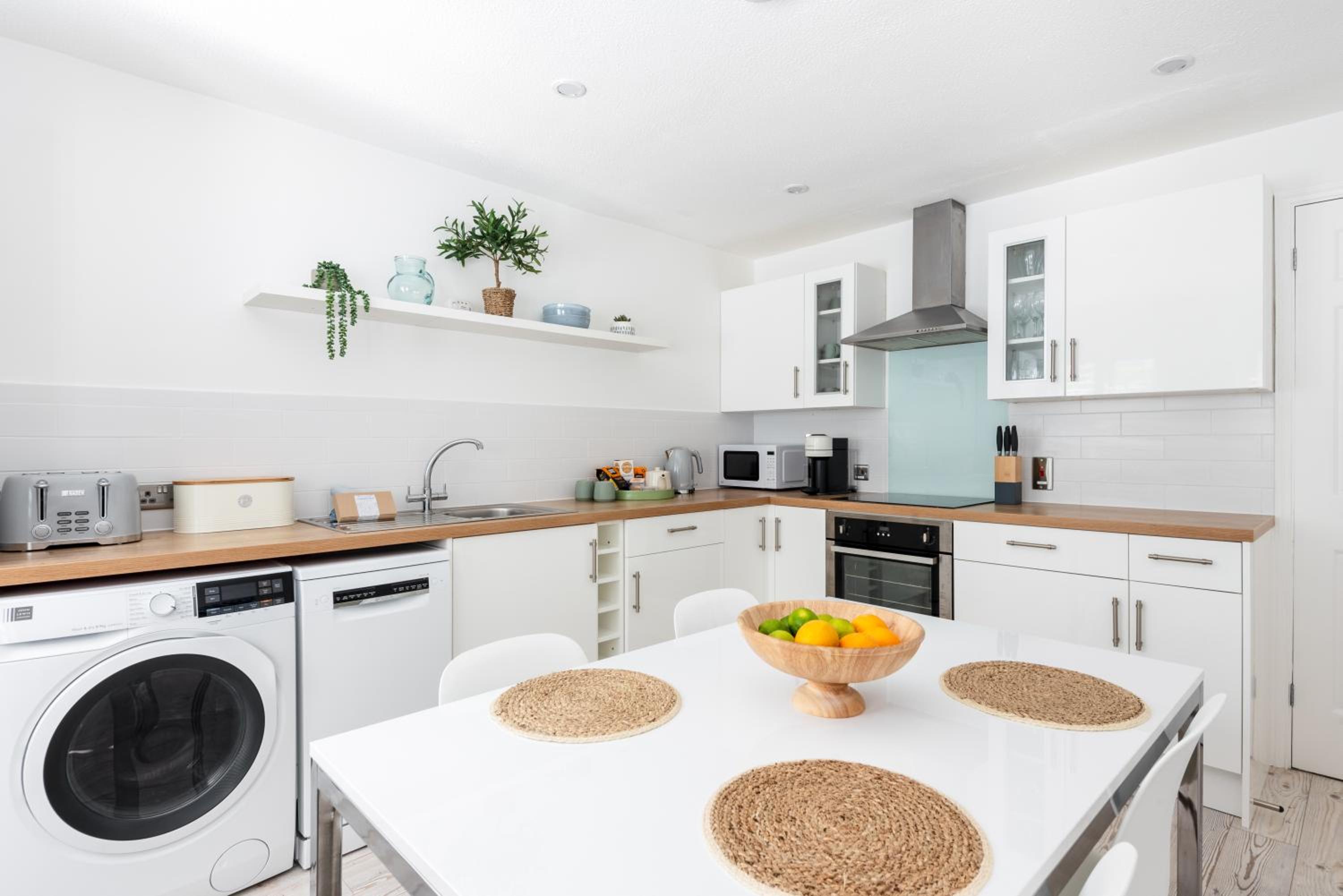 Hideaway - Exclusive marina development, town centre, with parking view 4