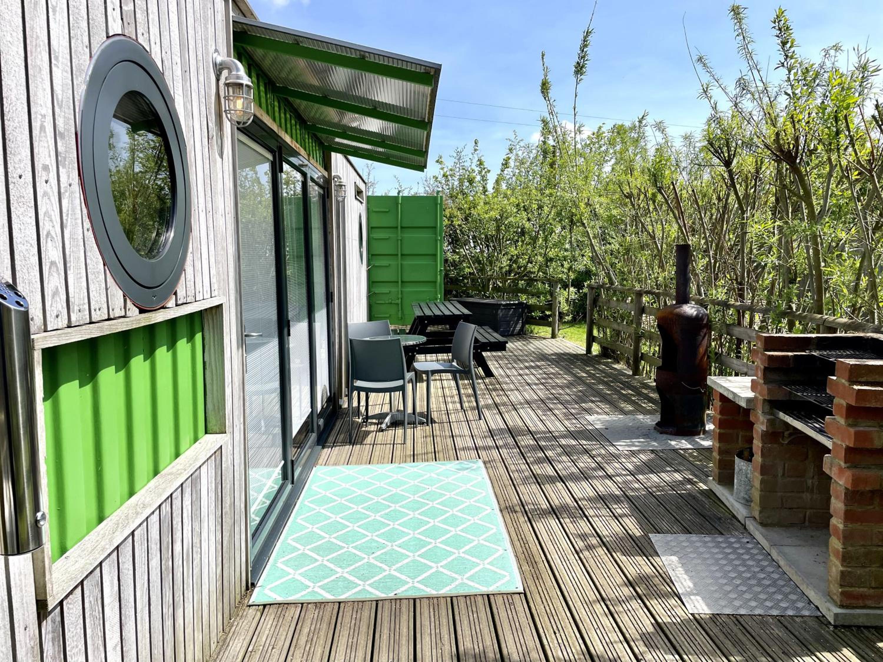 Green CargoPod at Lee Wick Farm Cottages & Glamping