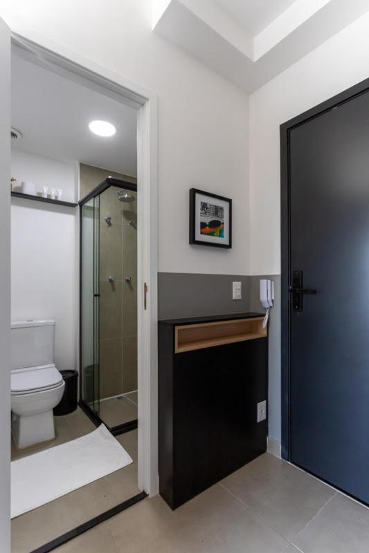 Studio 2113 moderno com maleiro-localizado na rua Oscar Freire1375