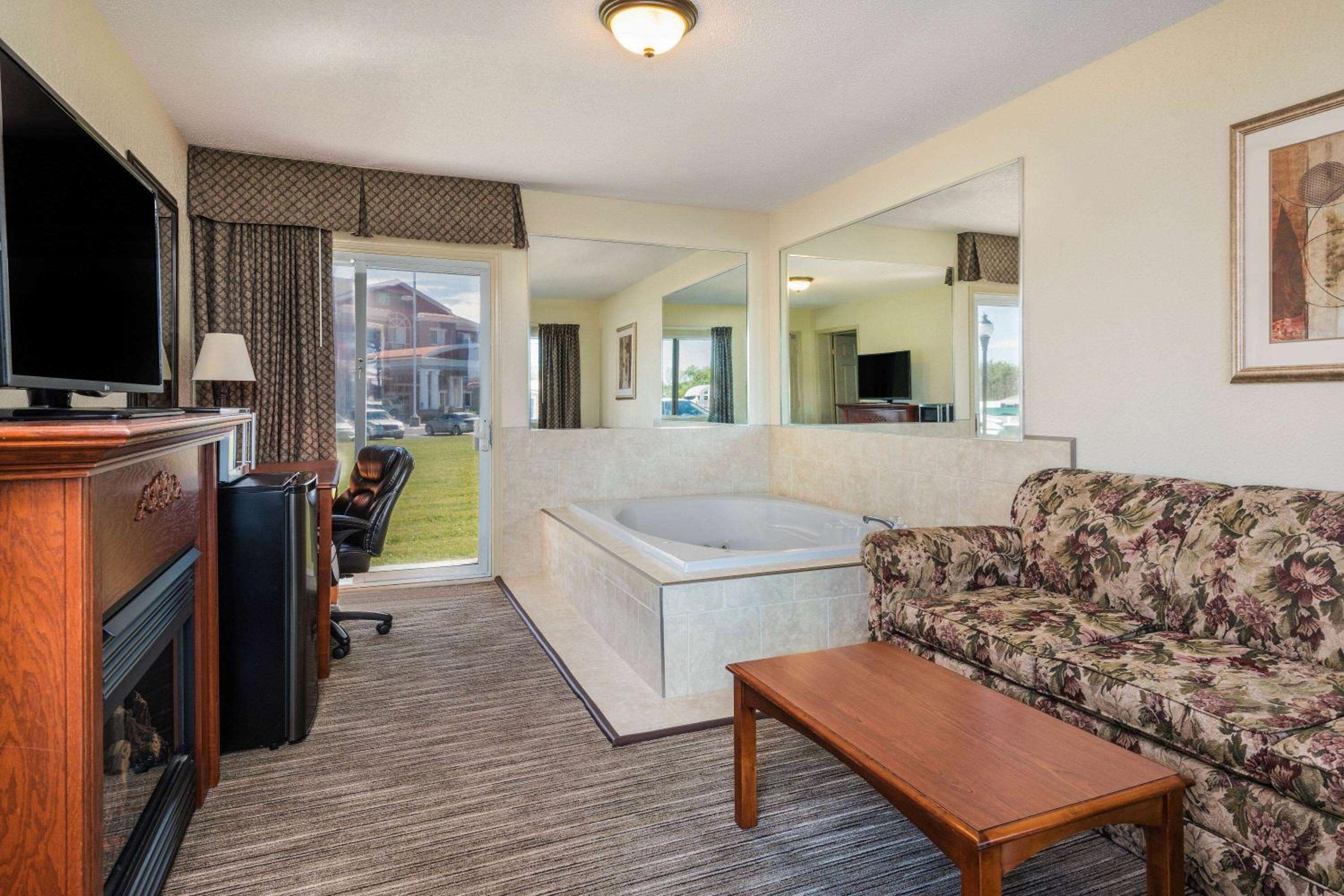 Gananoque Vacations - Travelodge by Wyndham Gananoque - Property Image 5
