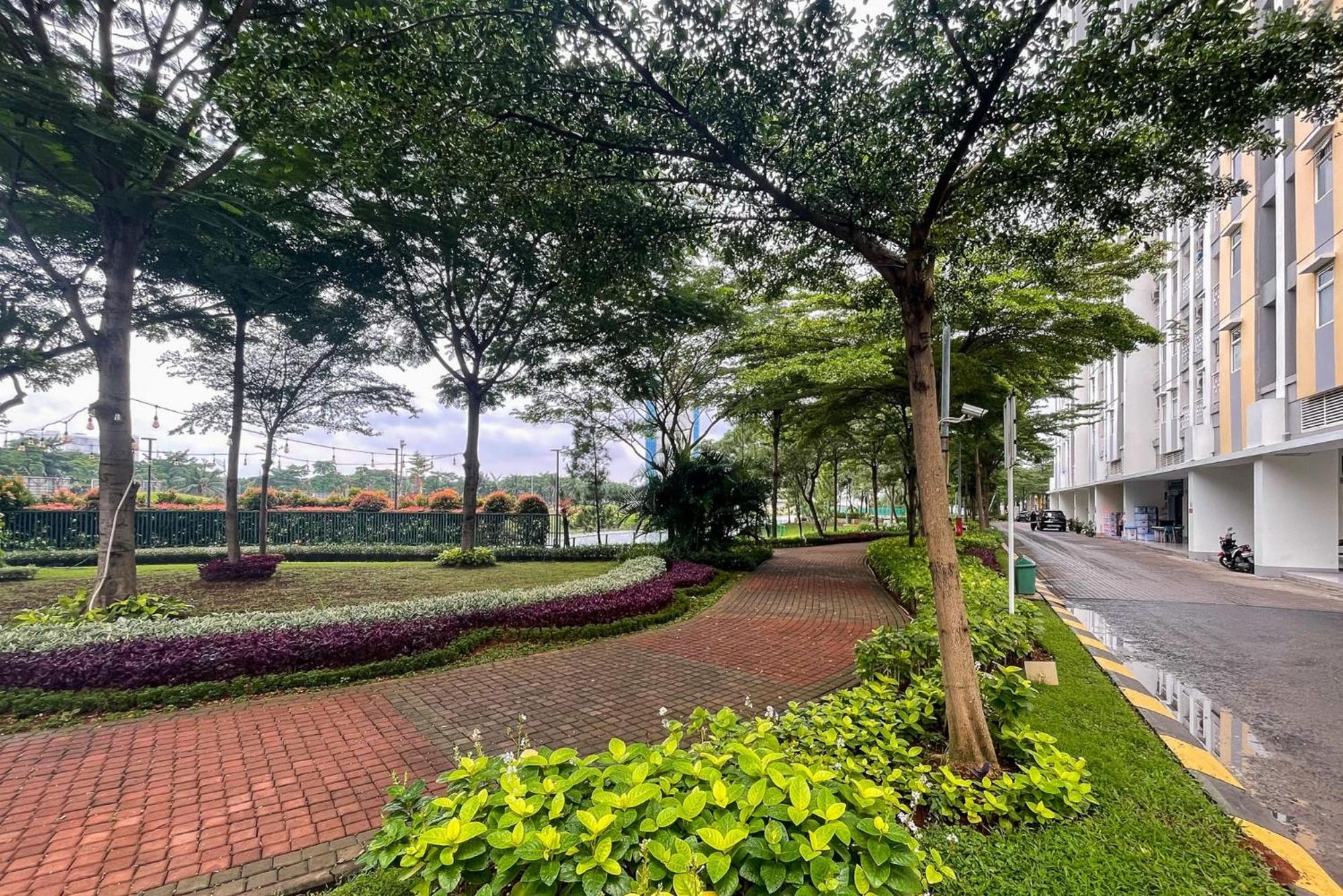RedLiving Apartemen Springlake Summarecon - Happy Rooms with Netflix view 2