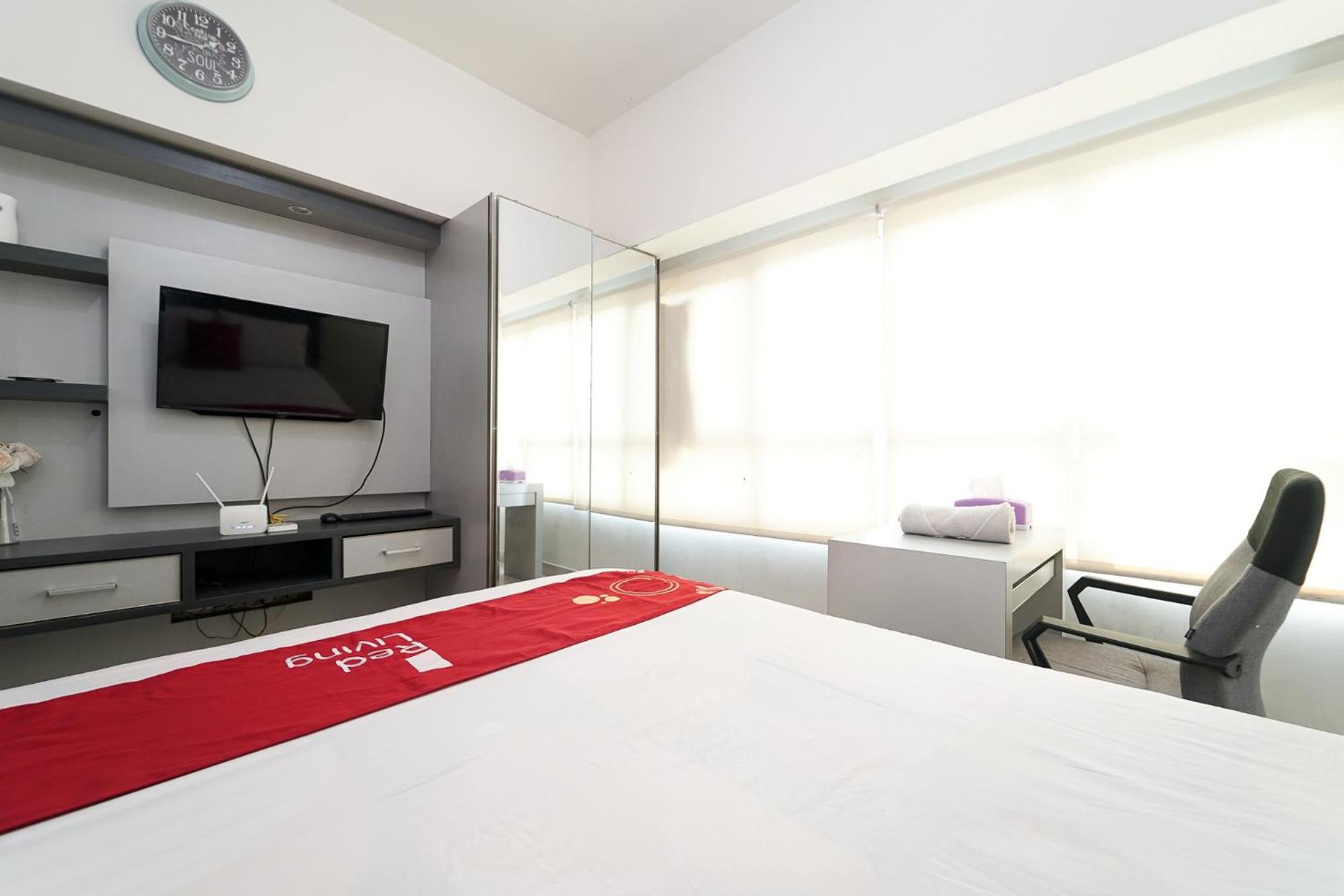 RedLiving Apartemen Springlake Summarecon - Happy Rooms with Netflix view 3