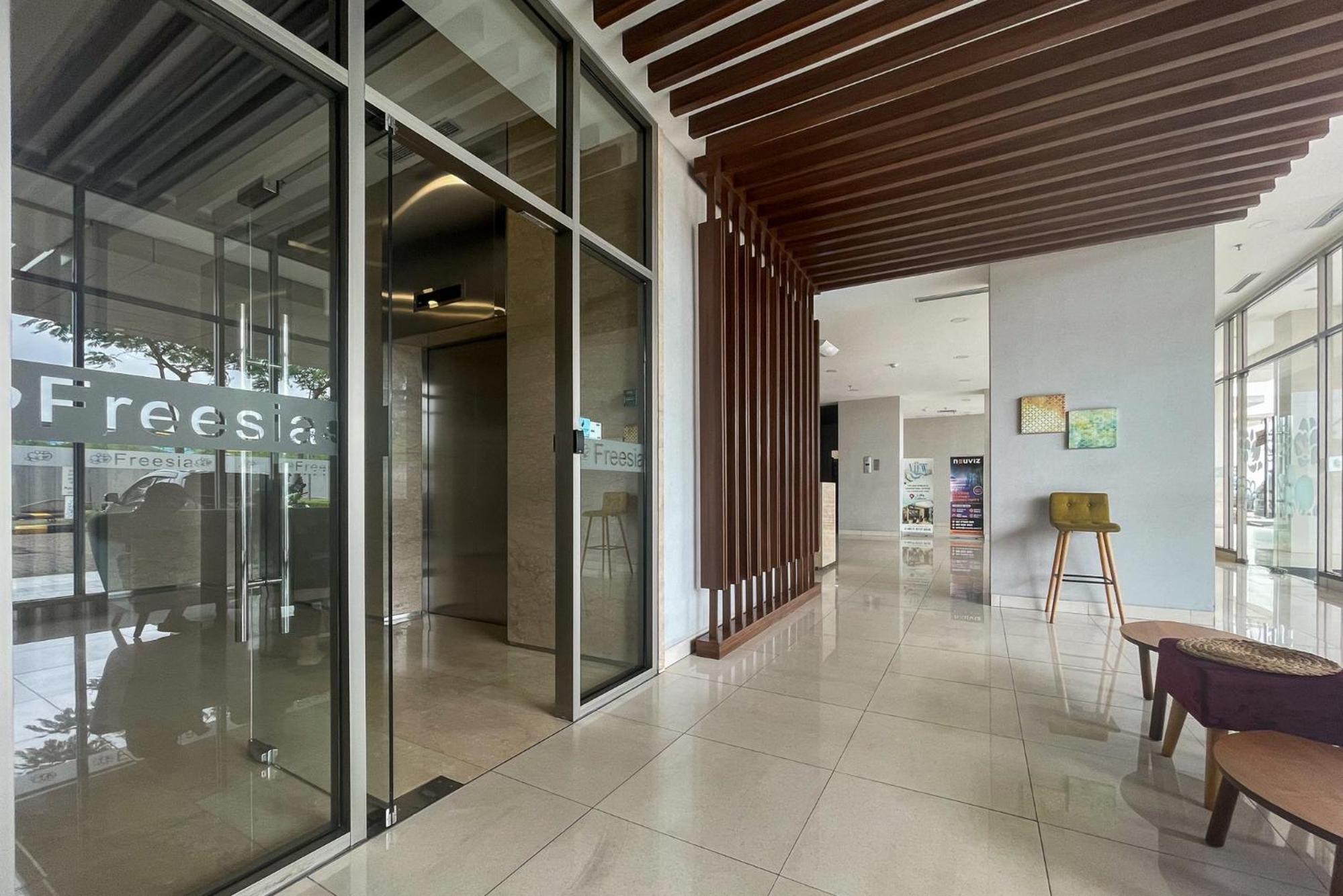 RedLiving Apartemen Springlake Summarecon - Happy Rooms with Netflix view 5