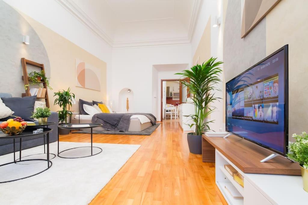 Lovely Historical home by the Prague Castle - N1