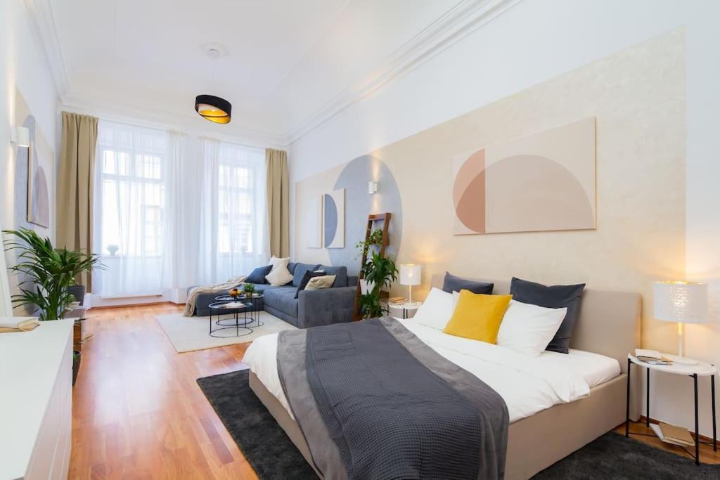 Lovely Historical home by the Prague Castle - N1