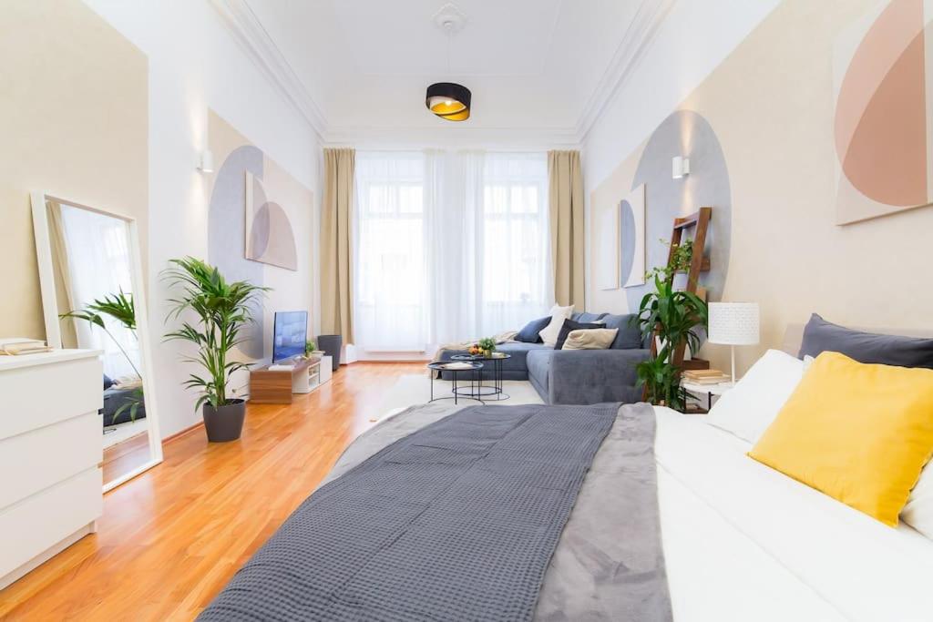 Lovely Historical home by the Prague Castle - N1