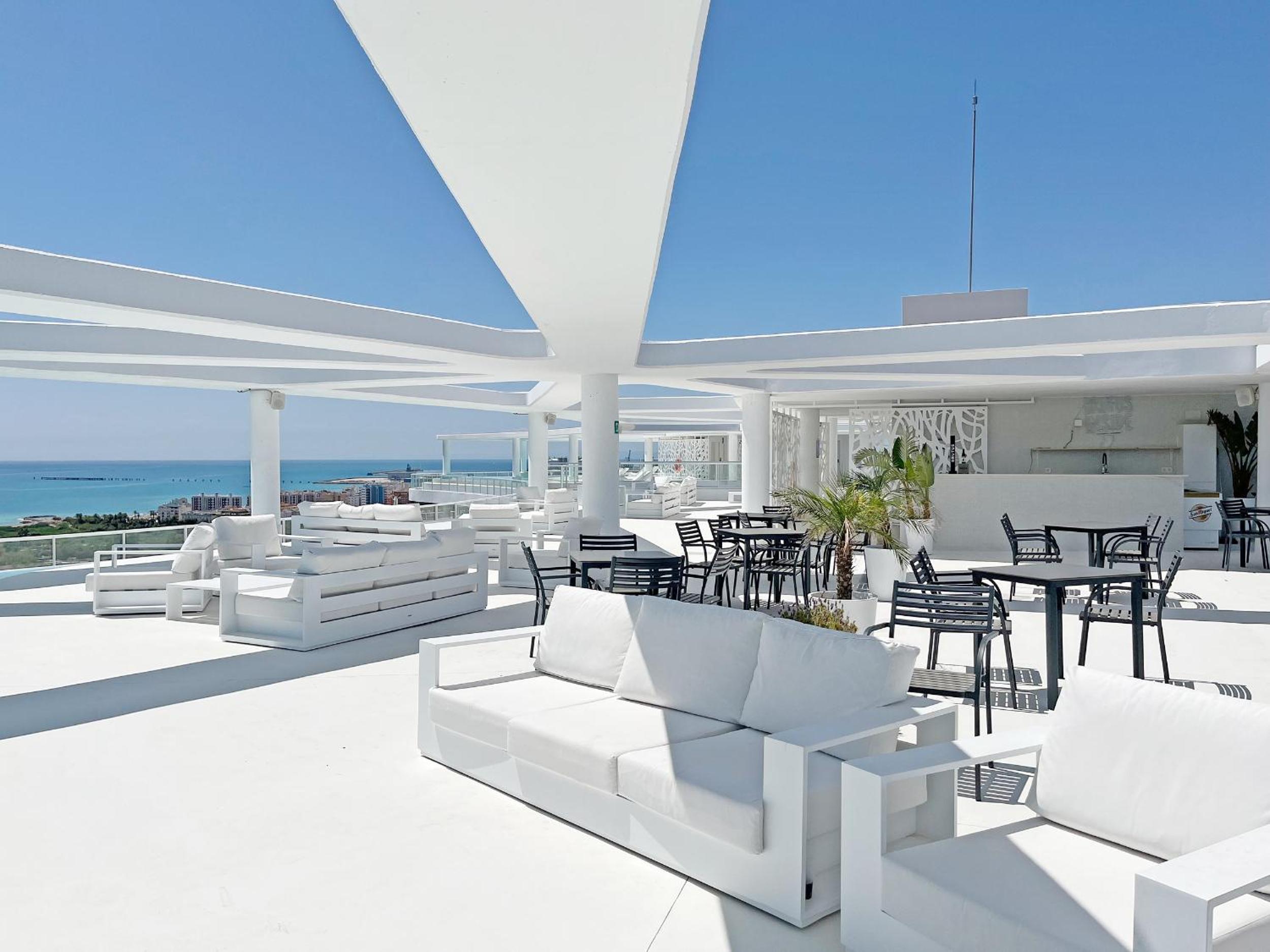 Moderno apartamento con vistas a la costa mediterranea en Gran Canet