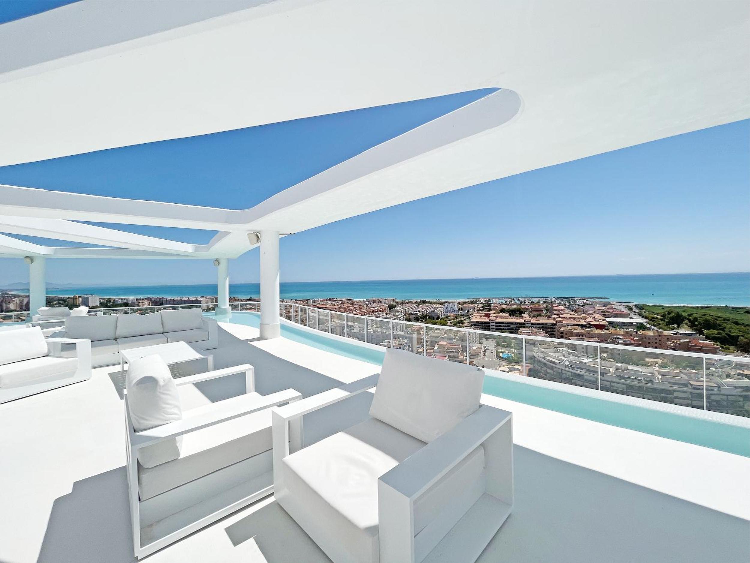 Moderno apartamento con vistas a la costa mediterranea en Gran Canet