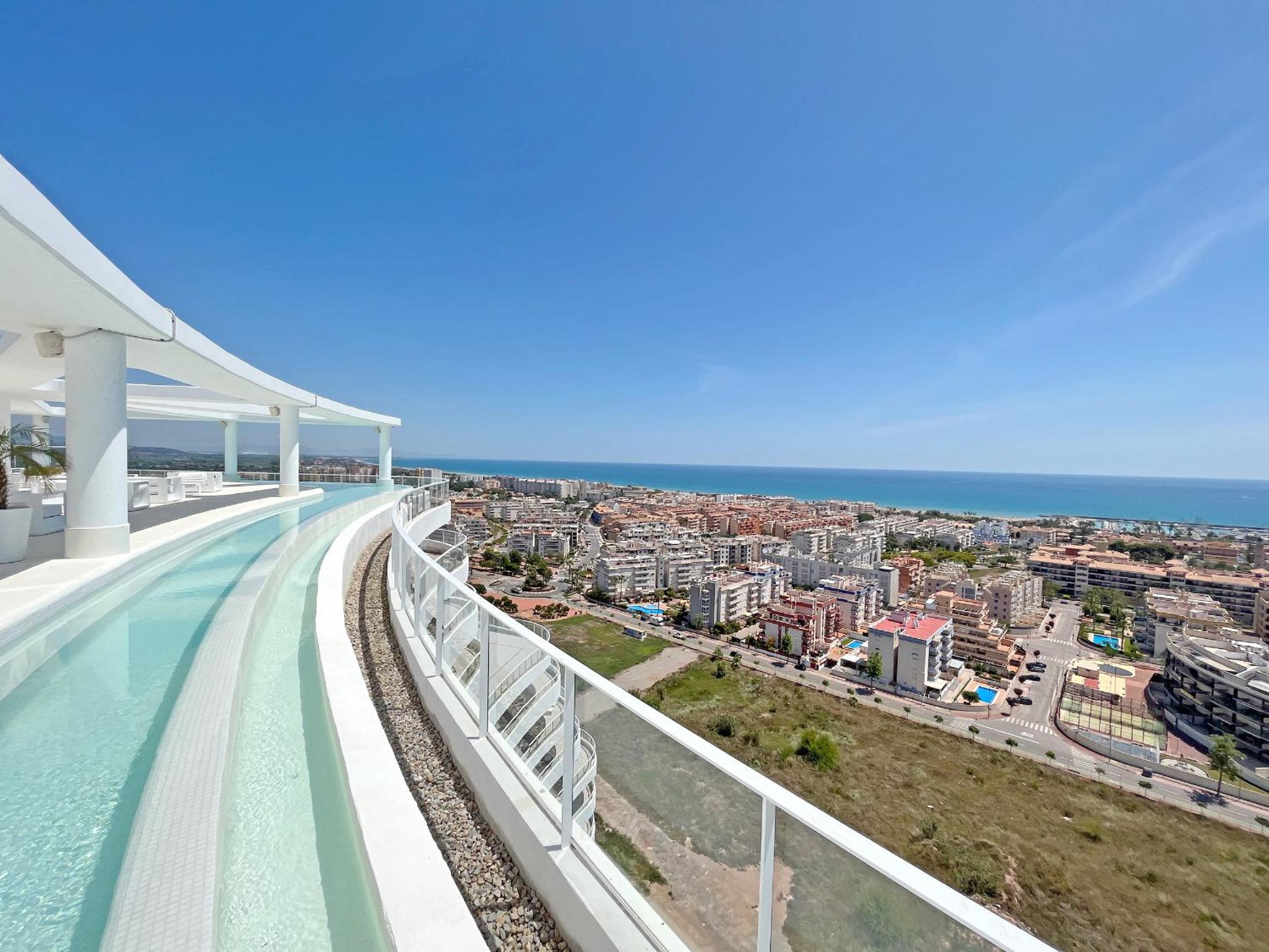 Moderno apartamento con vistas a la costa mediterranea en Gran Canet
