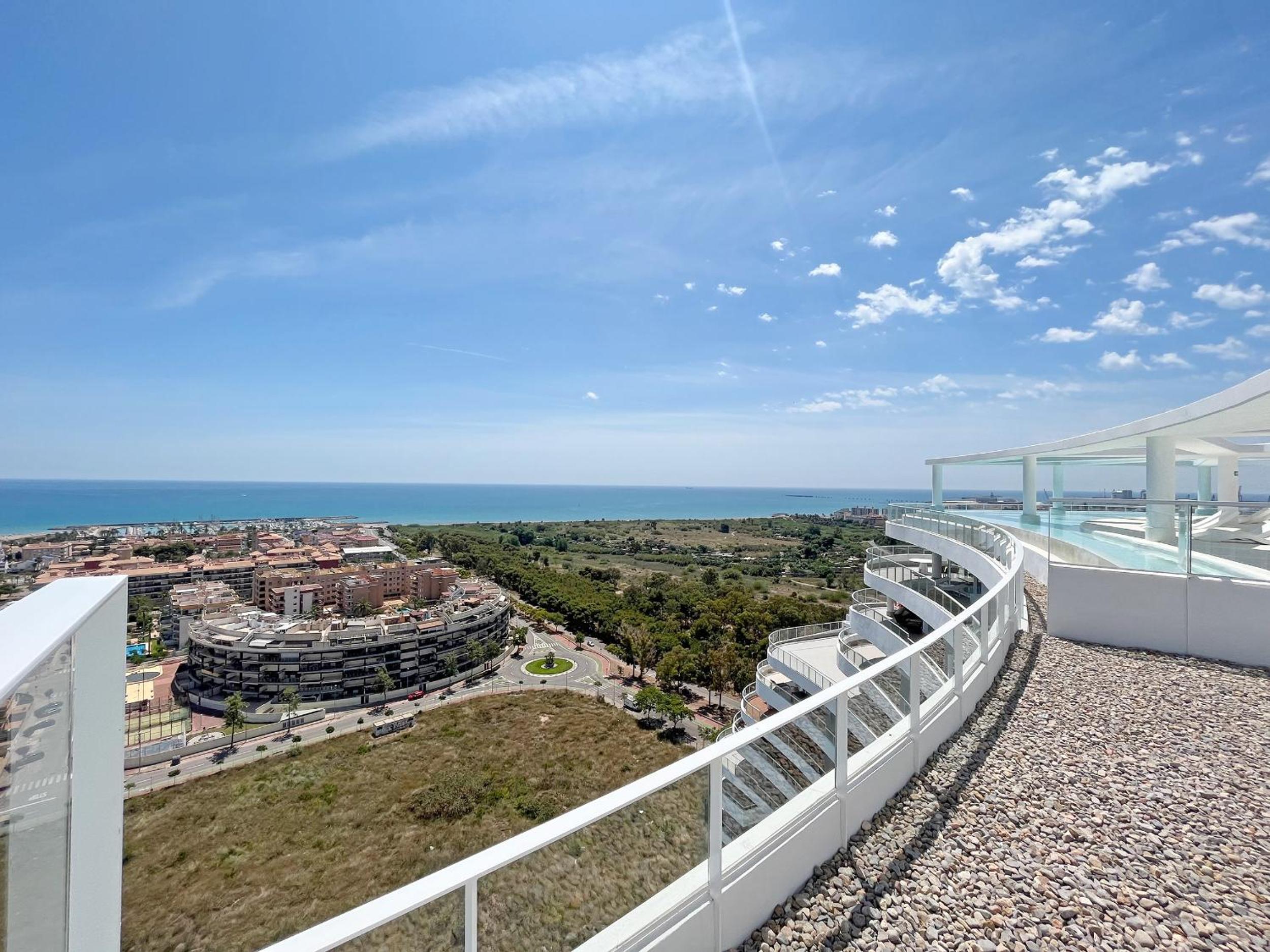 Moderno apartamento con vistas a la costa mediterranea en Gran Canet