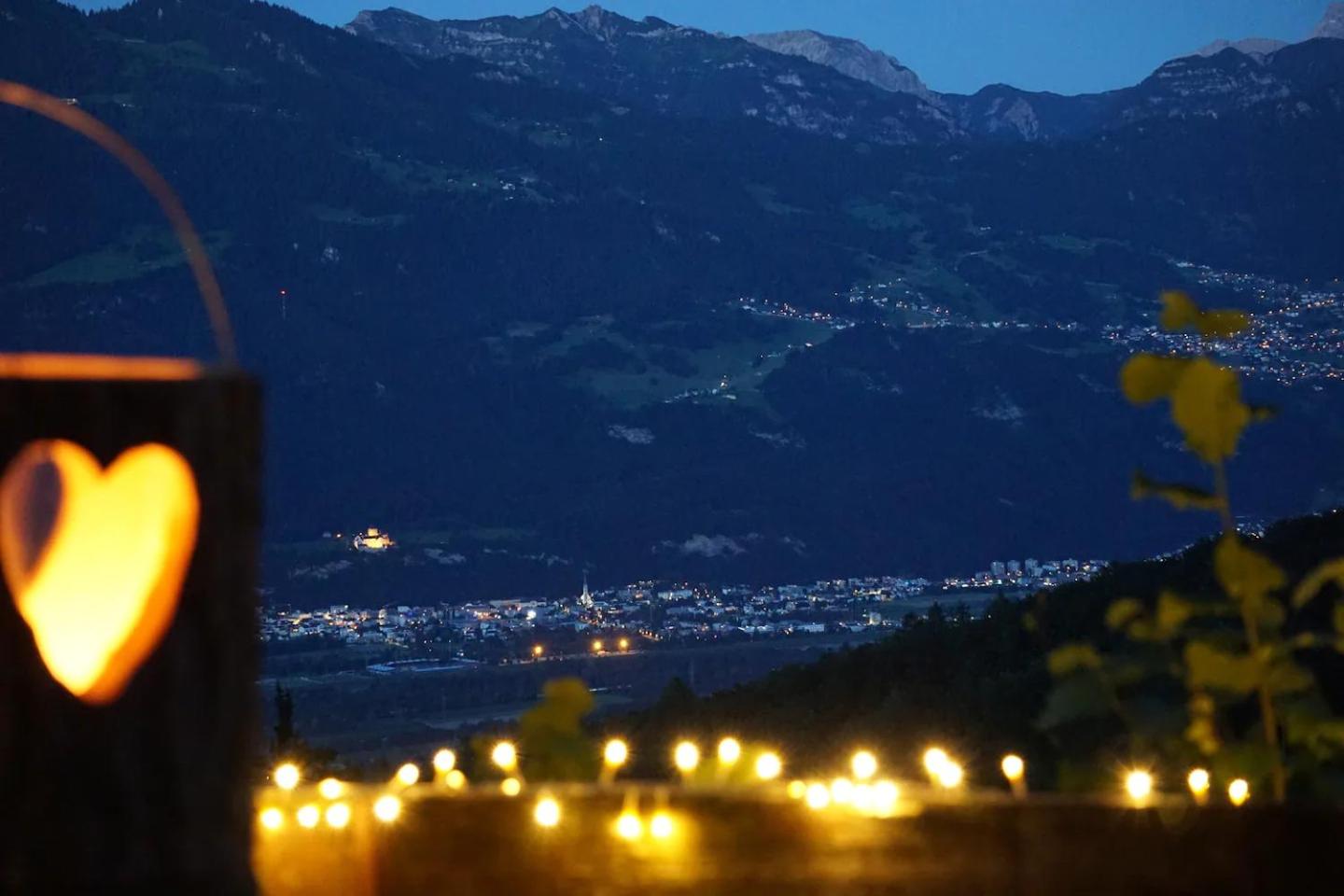 HERZLI-CHALET über dem Rheintal mit Schlossblick