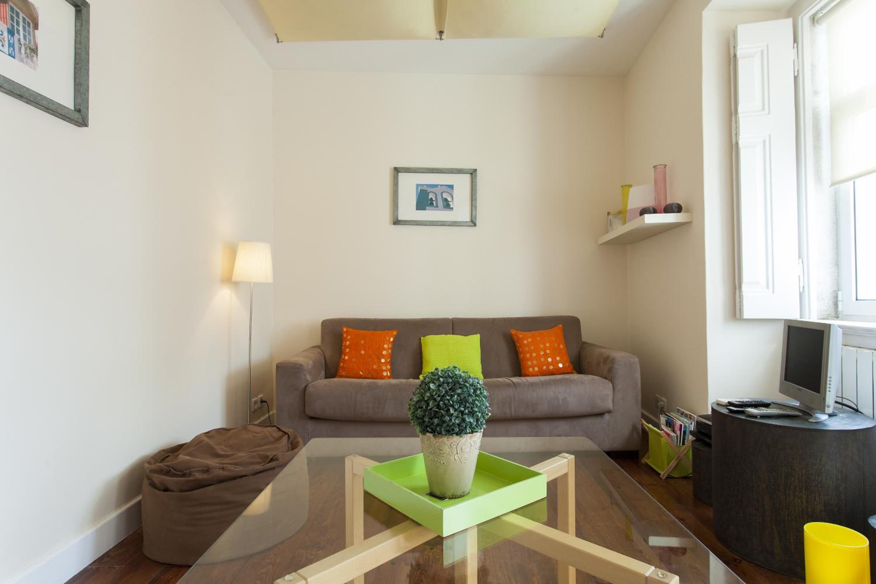 JOIVY Spacious and bright 1-bed flat with city views in Lapa view 2