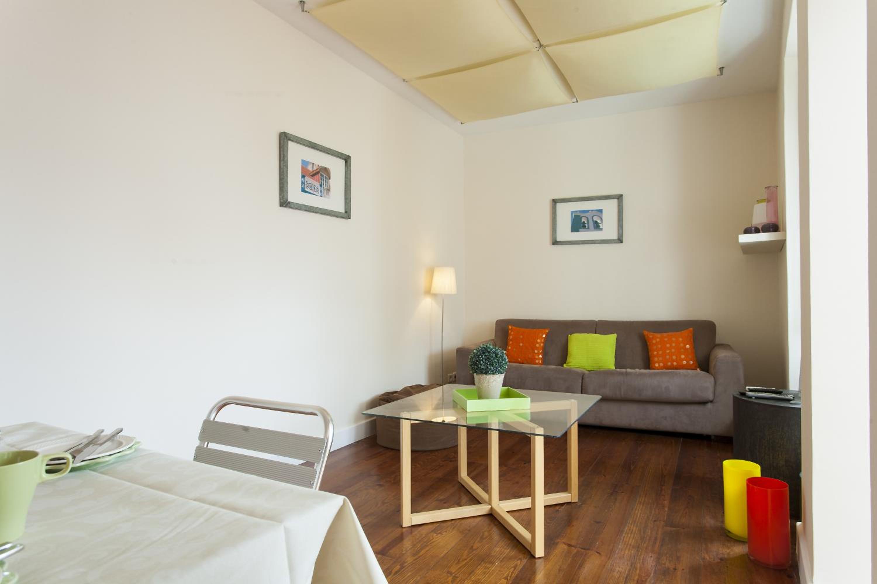 JOIVY Spacious and bright 1-bed flat with city views in Lapa view 3