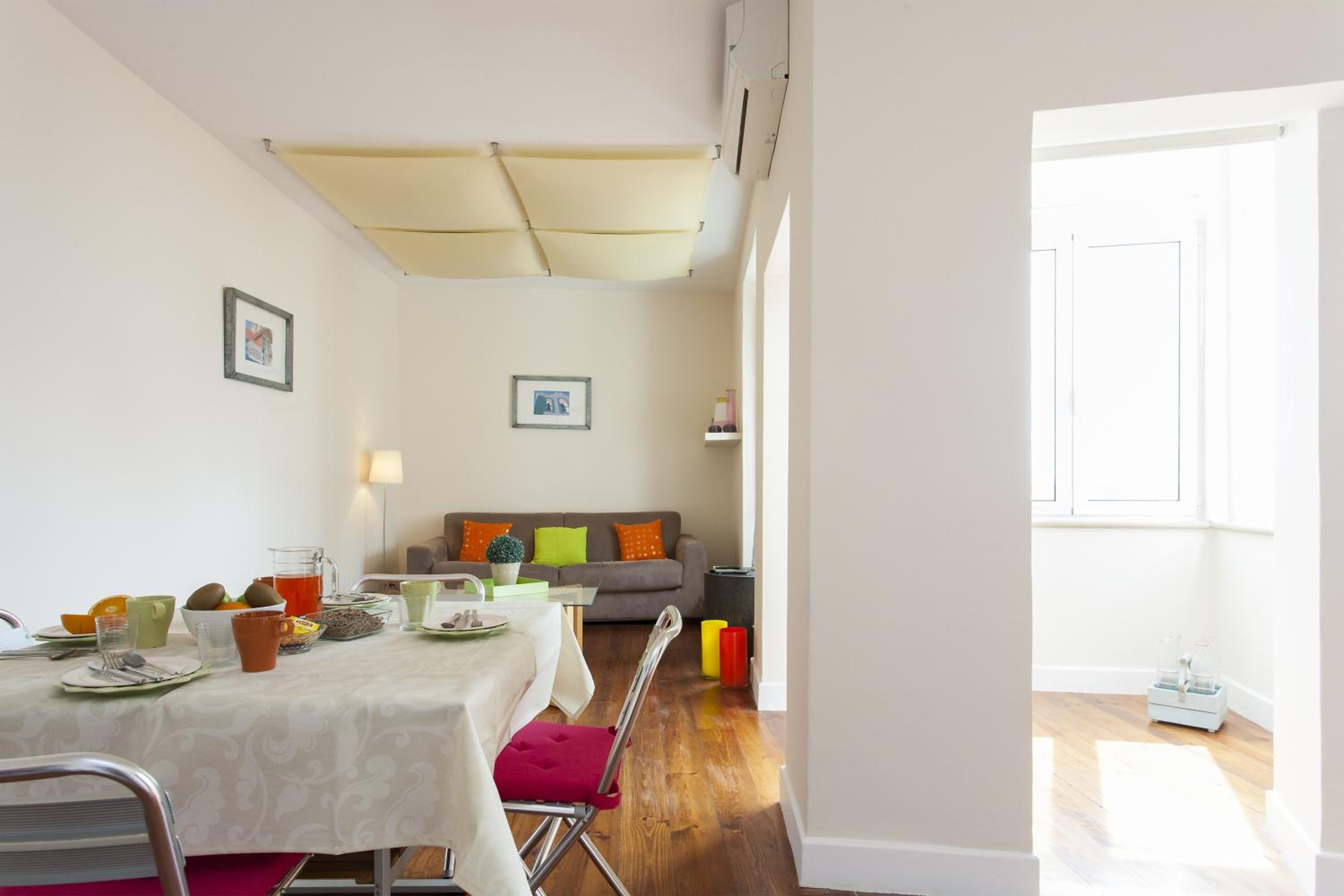 JOIVY Spacious and bright 1-bed flat with city views in Lapa view 4