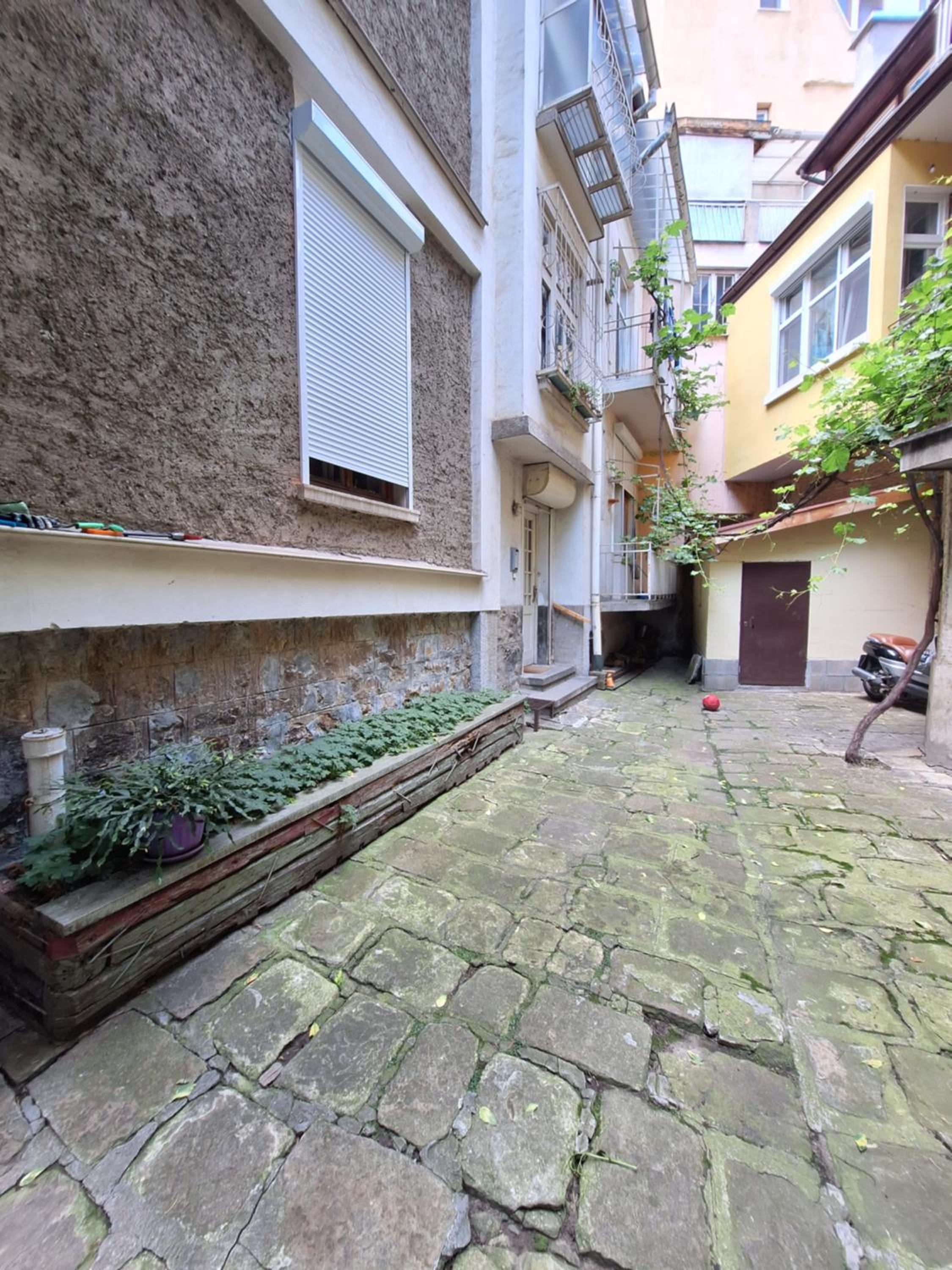 The Architect's Apartment - top center, spacious, unique