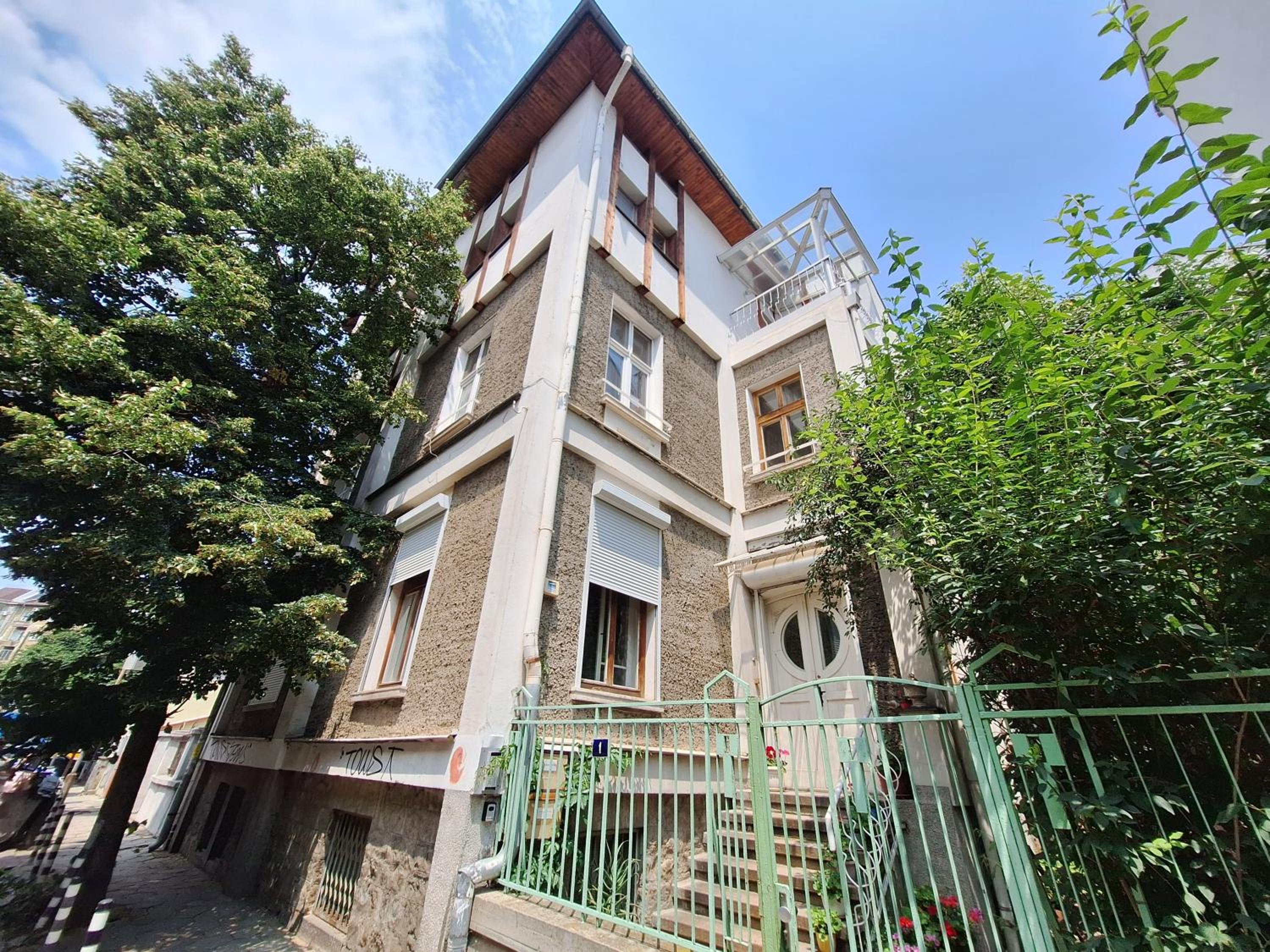 The Architect's Apartment - top center, spacious, unique
