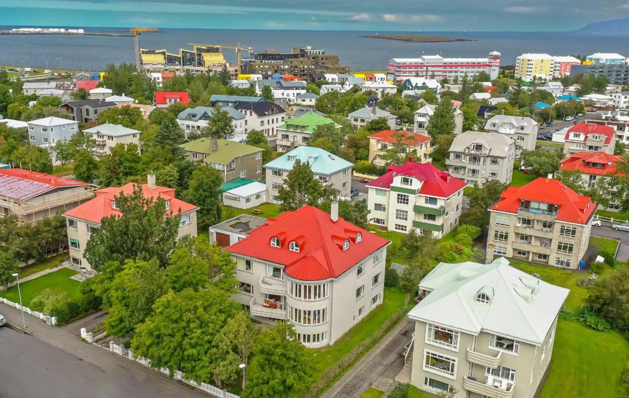 Bright apartment near city center view 5