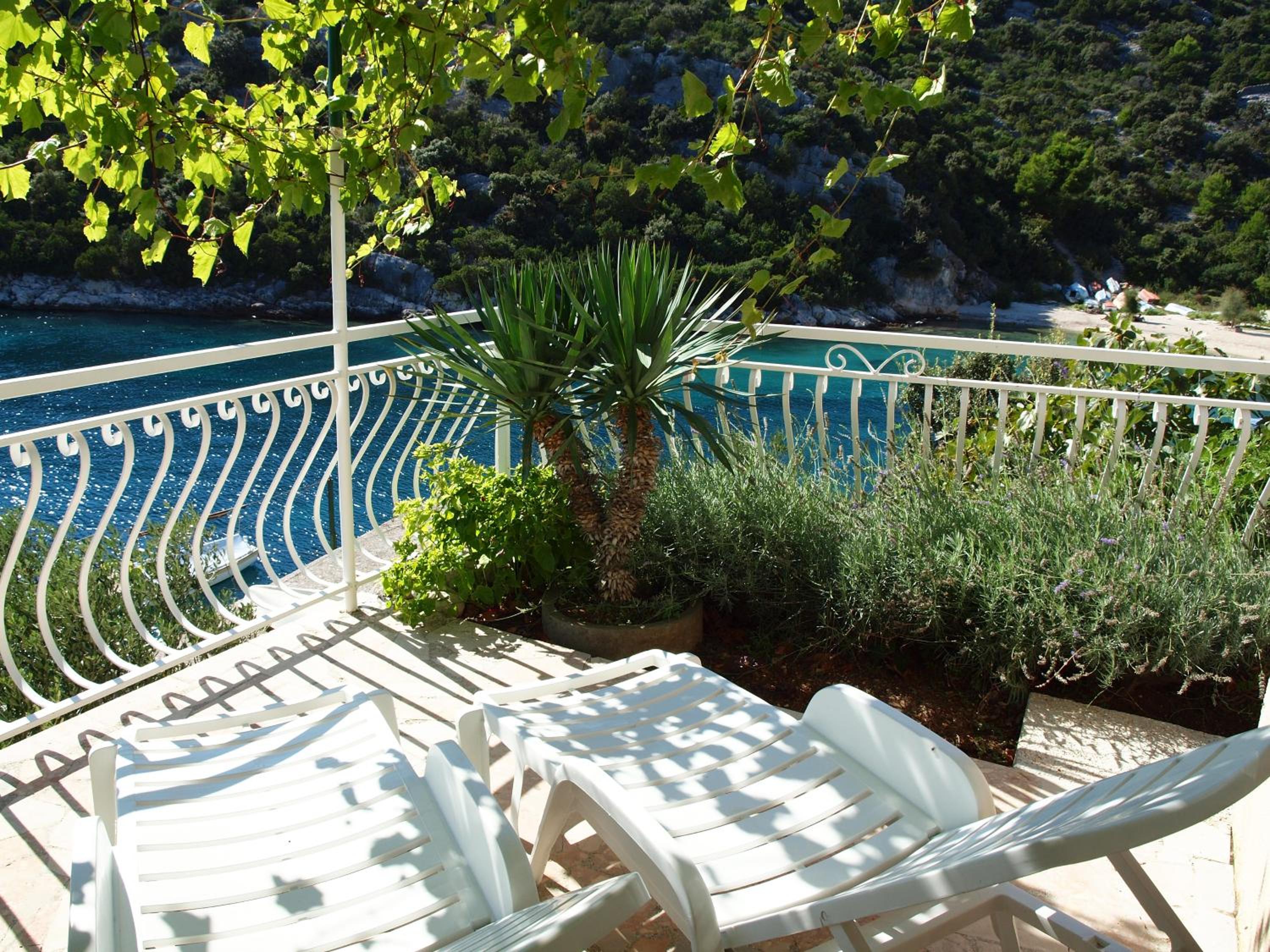 Beachfront apartments Ljubljeva