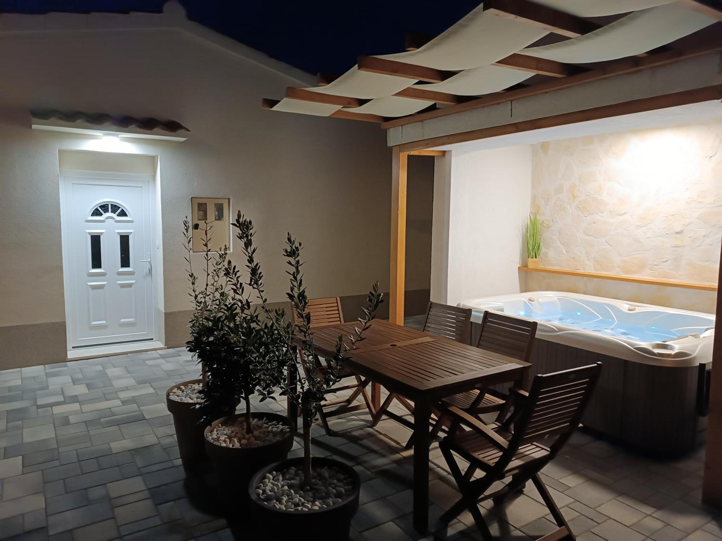 Tonina - private jacuzzi, free parking, terrace view 2