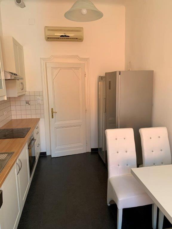 AIR-CONDITIONED LARGE APARTMENT