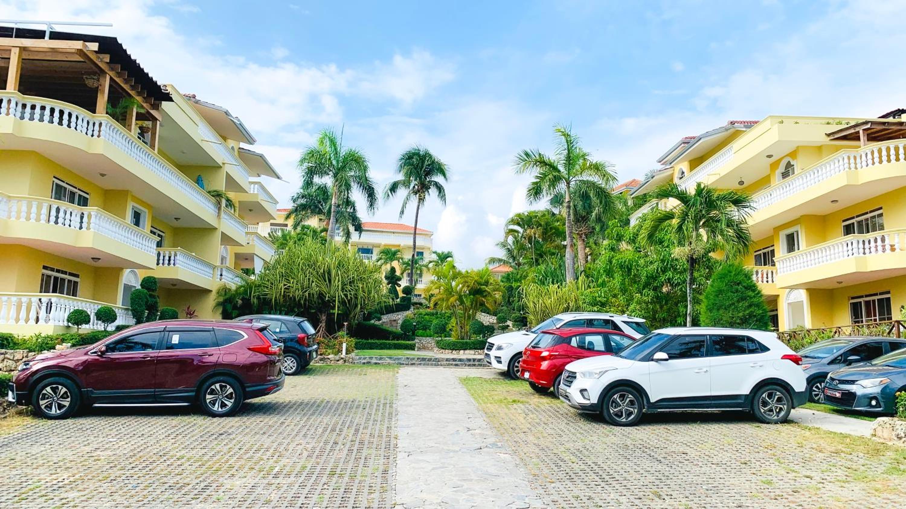 Apt. F-2, Residencial Las Palmeras. view 2