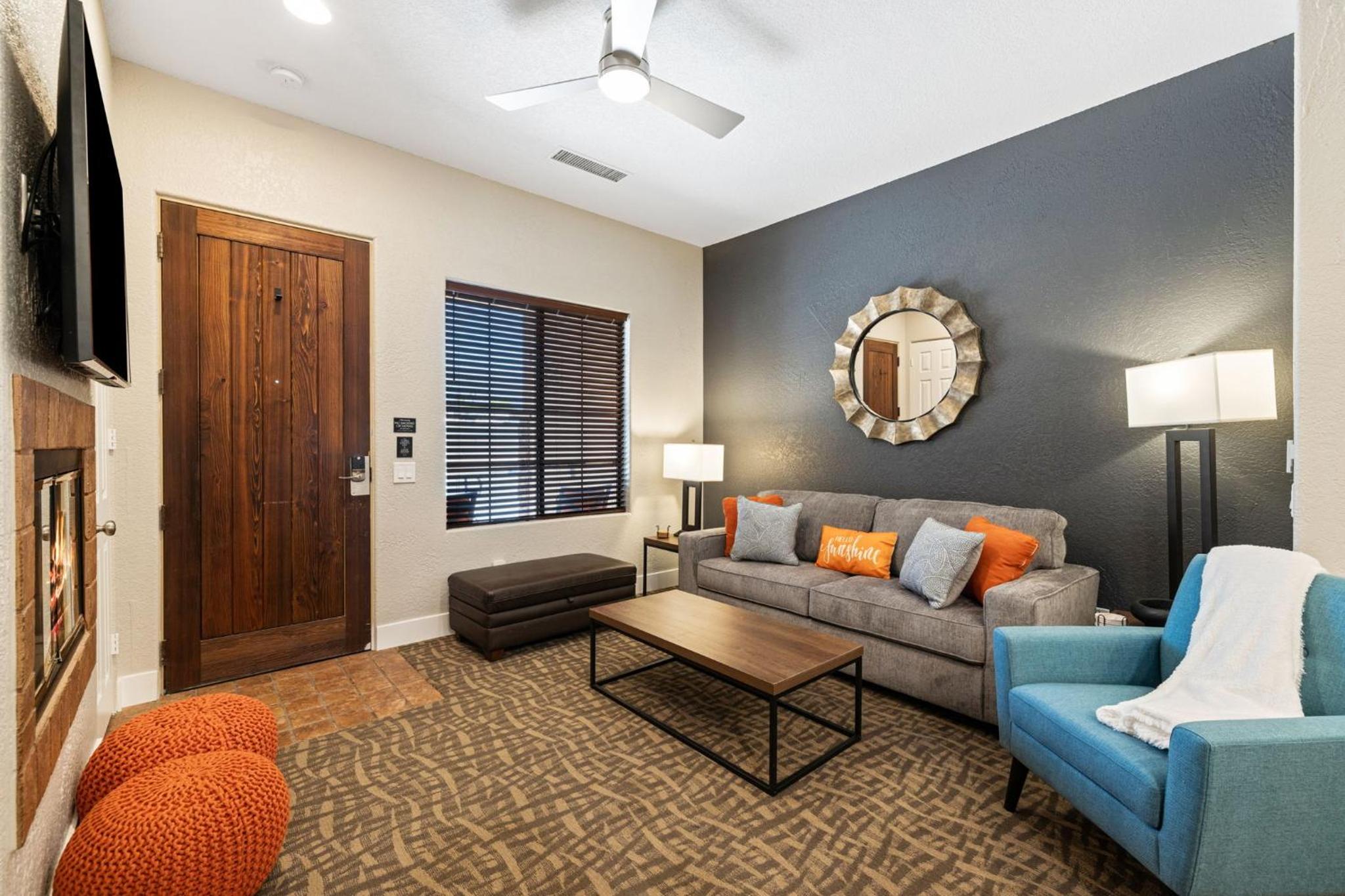 La Quinta Old Town Retreat, Pool, Hot Tub, 4 ppl view 2