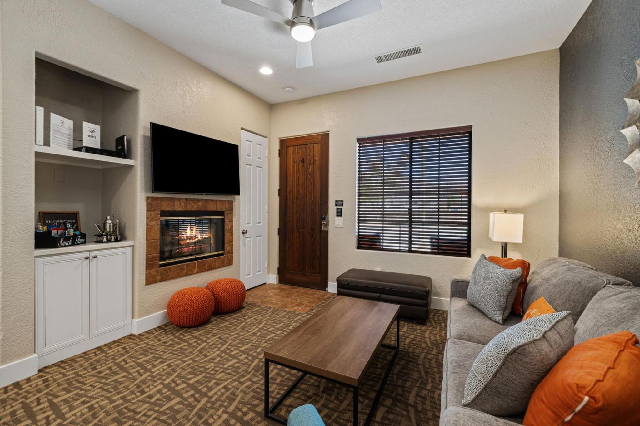 La Quinta Old Town Retreat, Pool, Hot Tub, 4 ppl view 4