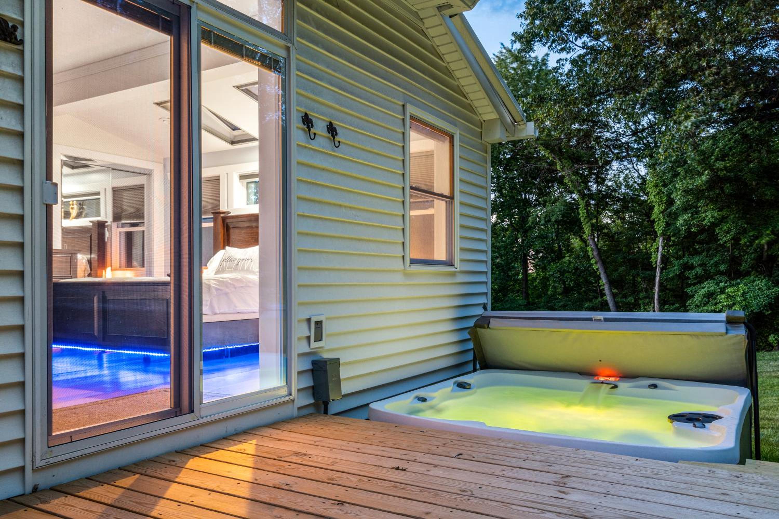 Foxfire - Secluded Zen Retreat with Spa & Views