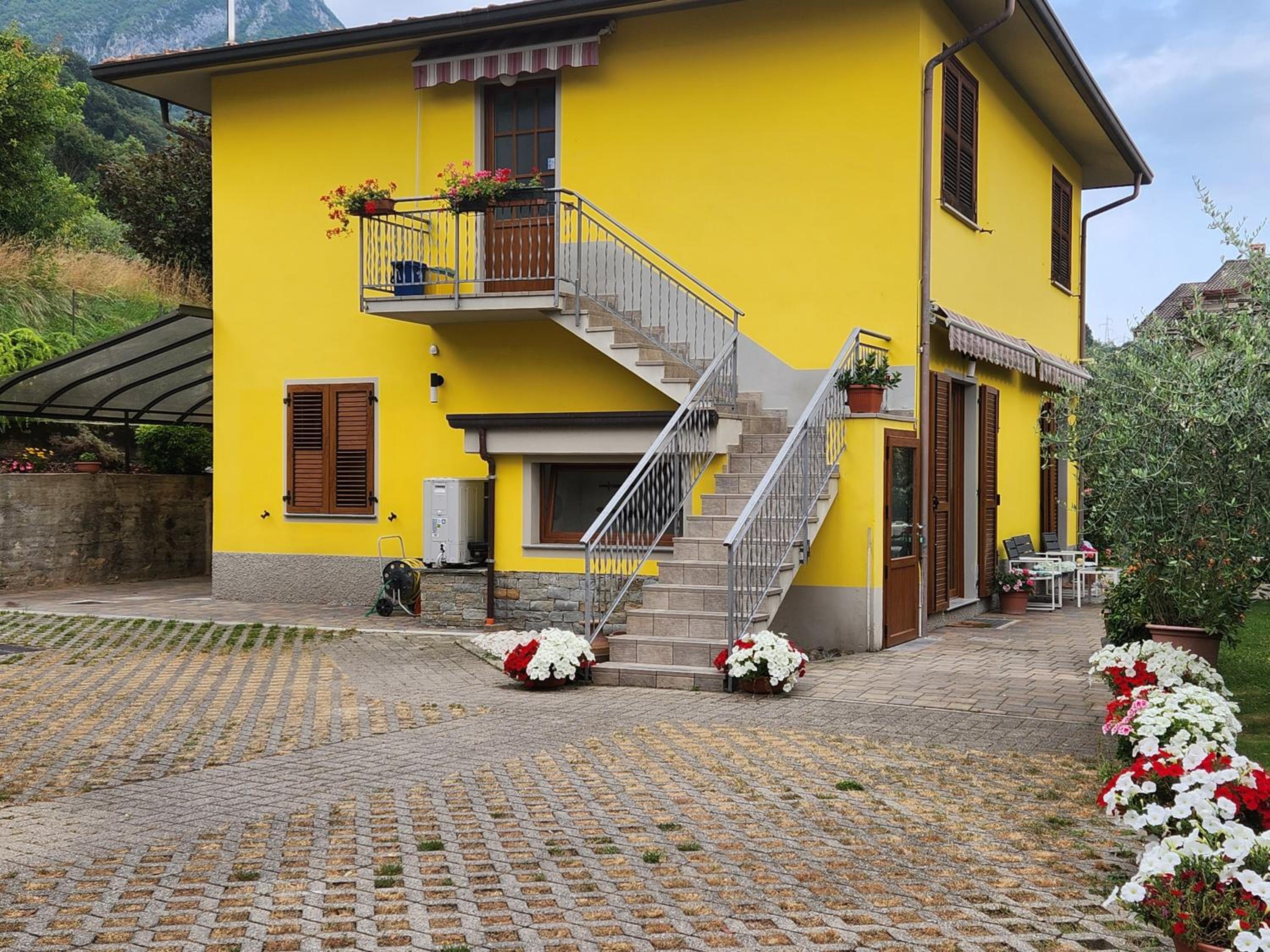 Appartamento L'ulivo 5 chilometri da Varenna vista lago in via privata view 3
