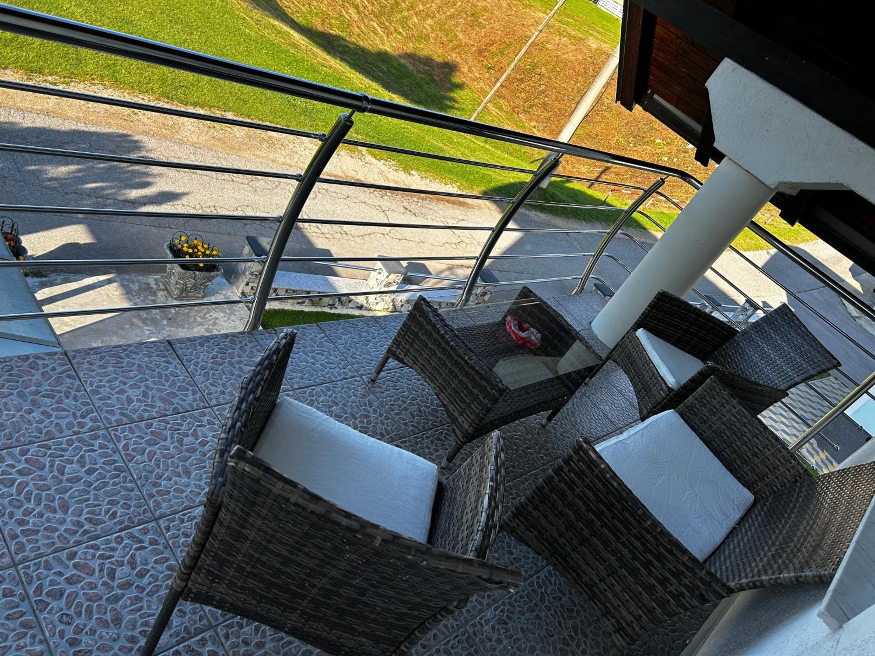 Photo 10