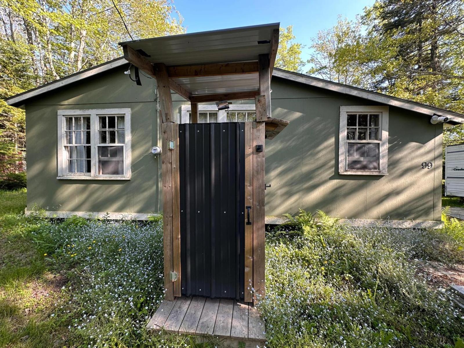 Archie's Lakeside Cabin