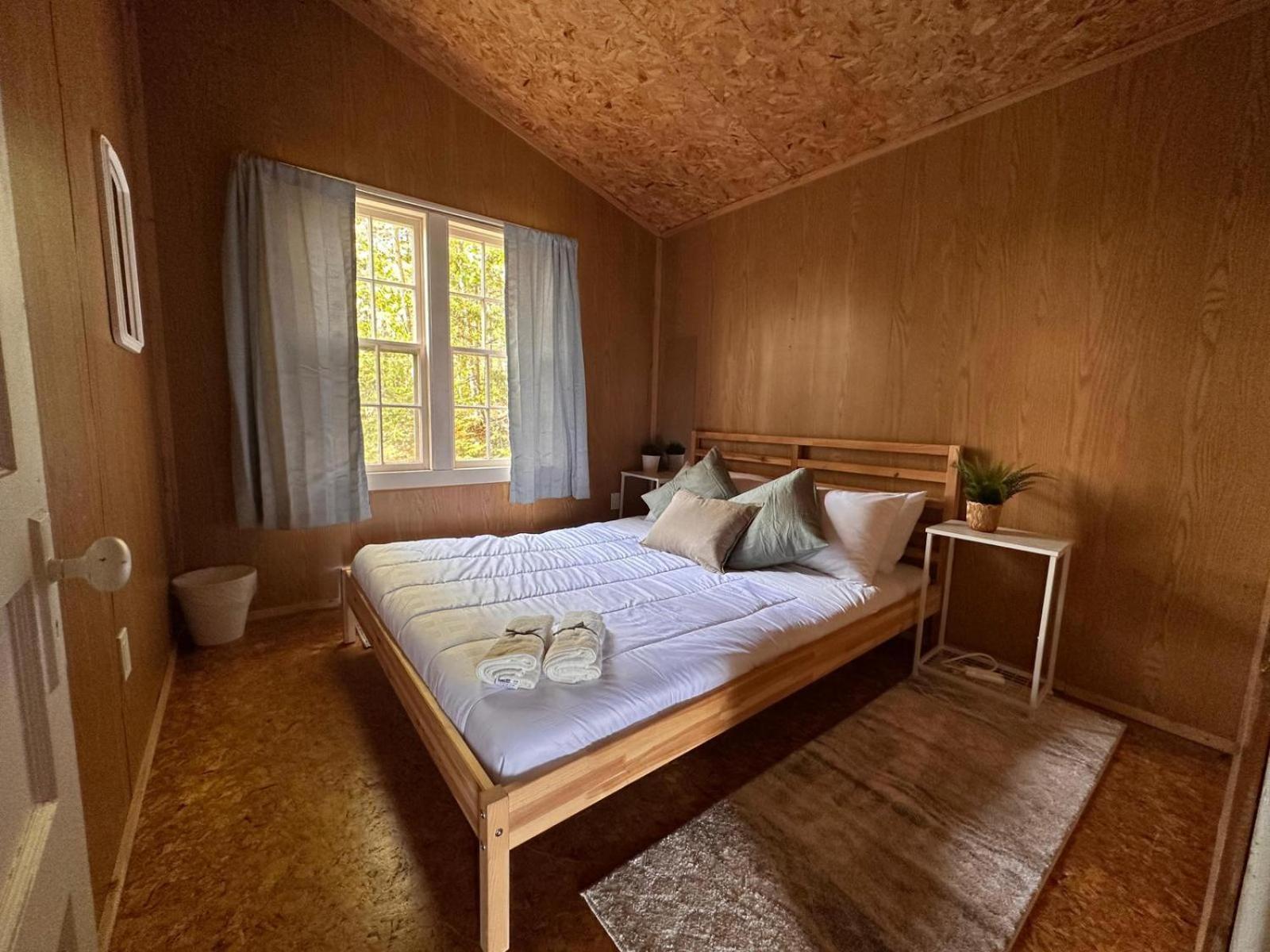 Archie's Lakeside Cabin - Image 3