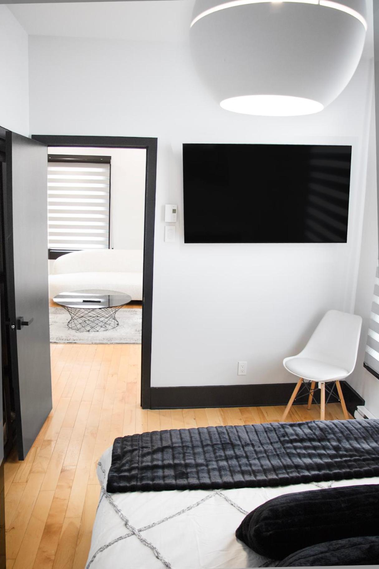 Chic 1-Bedroom Retreat in Montreal's Vibrant Plateau Mont-Royal Area - Apt 3