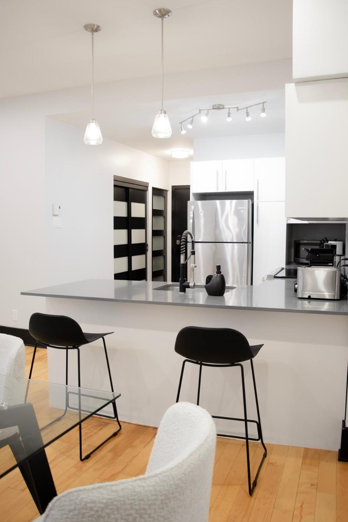 Chic 1-Bedroom Retreat in Montreal's Vibrant Plateau Mont-Royal Area - Apt 3