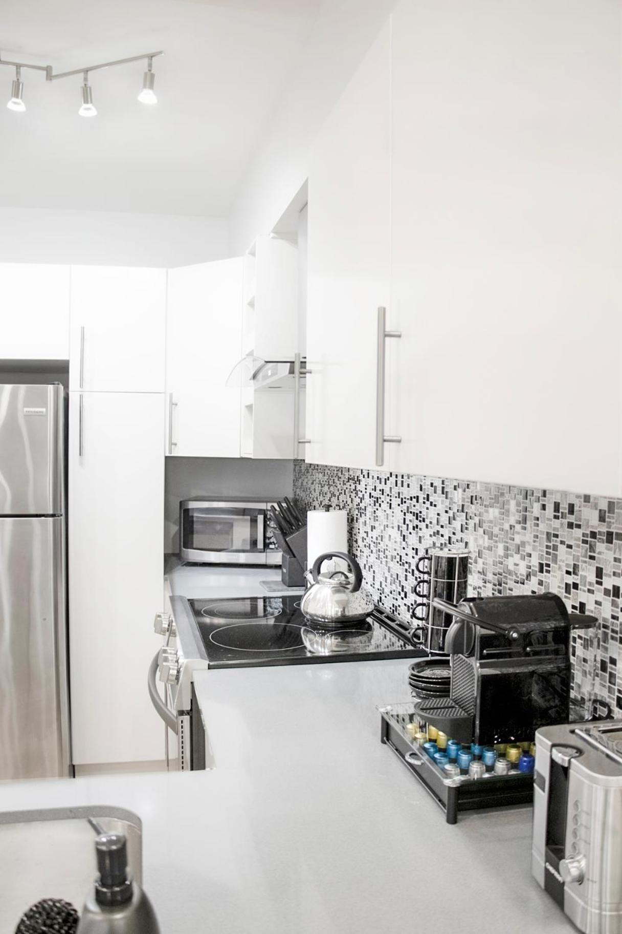 Chic 1-Bedroom Retreat in Montreal's Vibrant Plateau Mont-Royal Area - Apt 3
