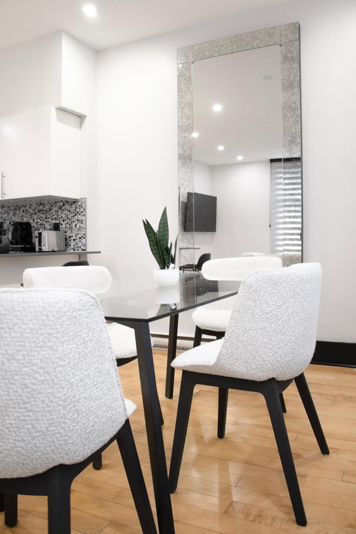 Chic 1-Bedroom Retreat in Montreal's Vibrant Plateau Mont-Royal Area - Apt 3