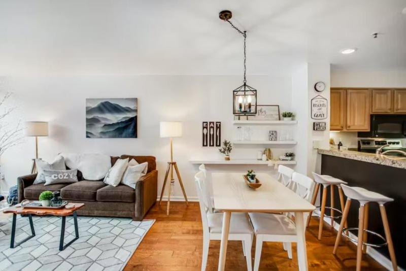 Lakeside Village 1 Bedroom Condo In Lakeshore Complex view 3