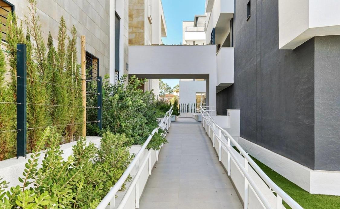 Apartment with terrace in Flamenco village urbanization