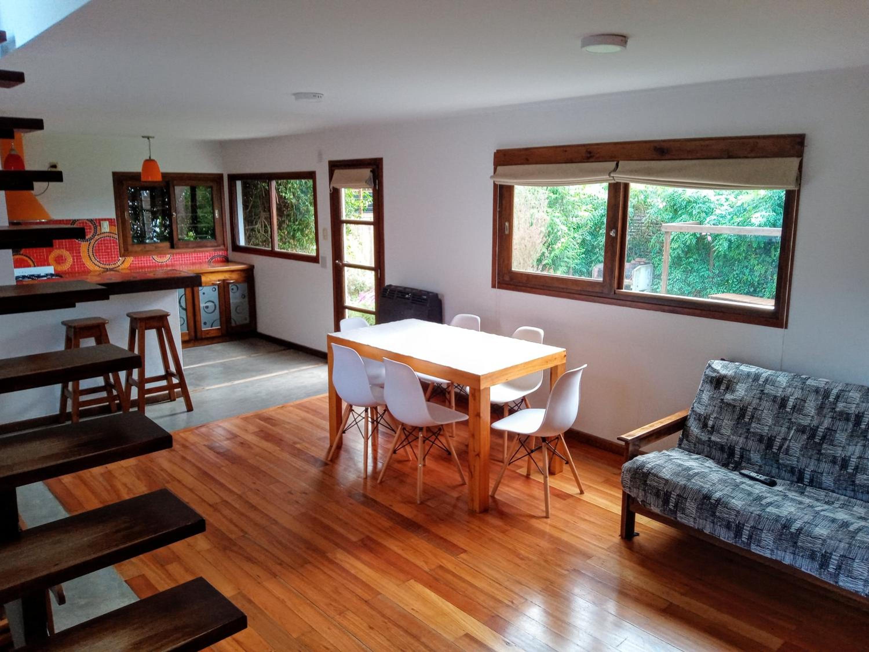 casita moderna frente al bosque