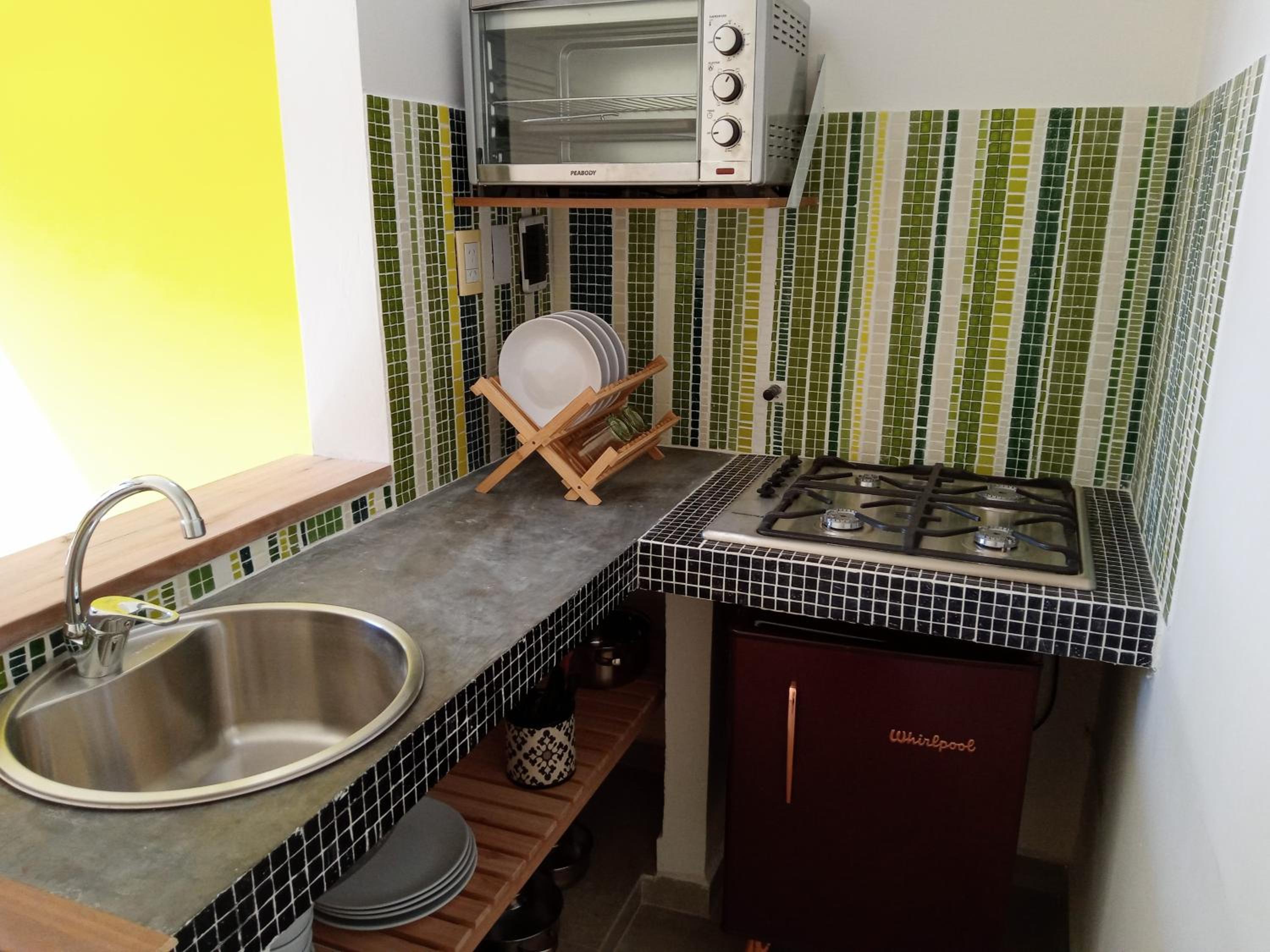 casita moderna frente al bosque
