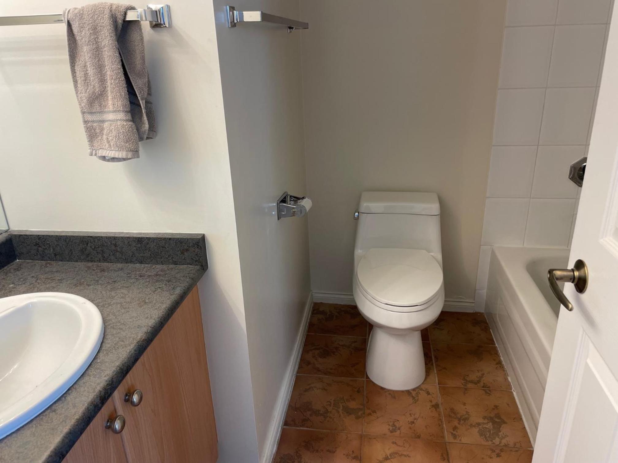1BD+Den condo, with free parking in Downtown!