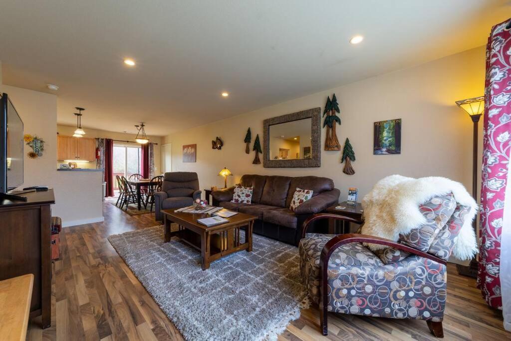 Elk Meadow Cabins 19A Johnny Redwood Suite view 3