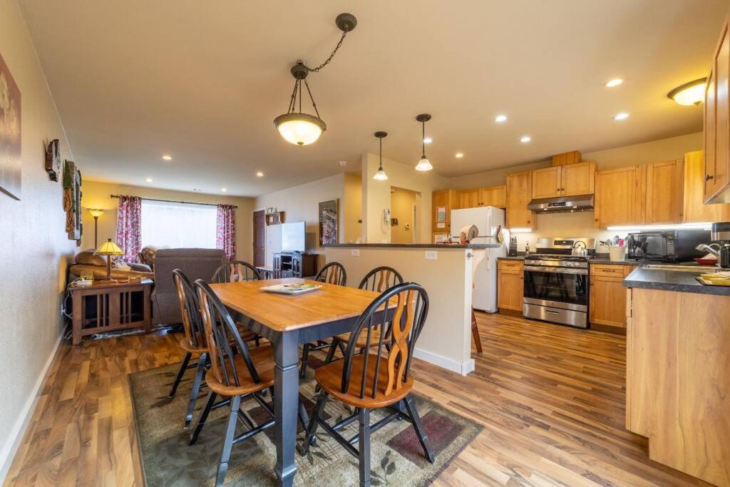 Elk Meadow Cabins 19A Johnny Redwood Suite view 5