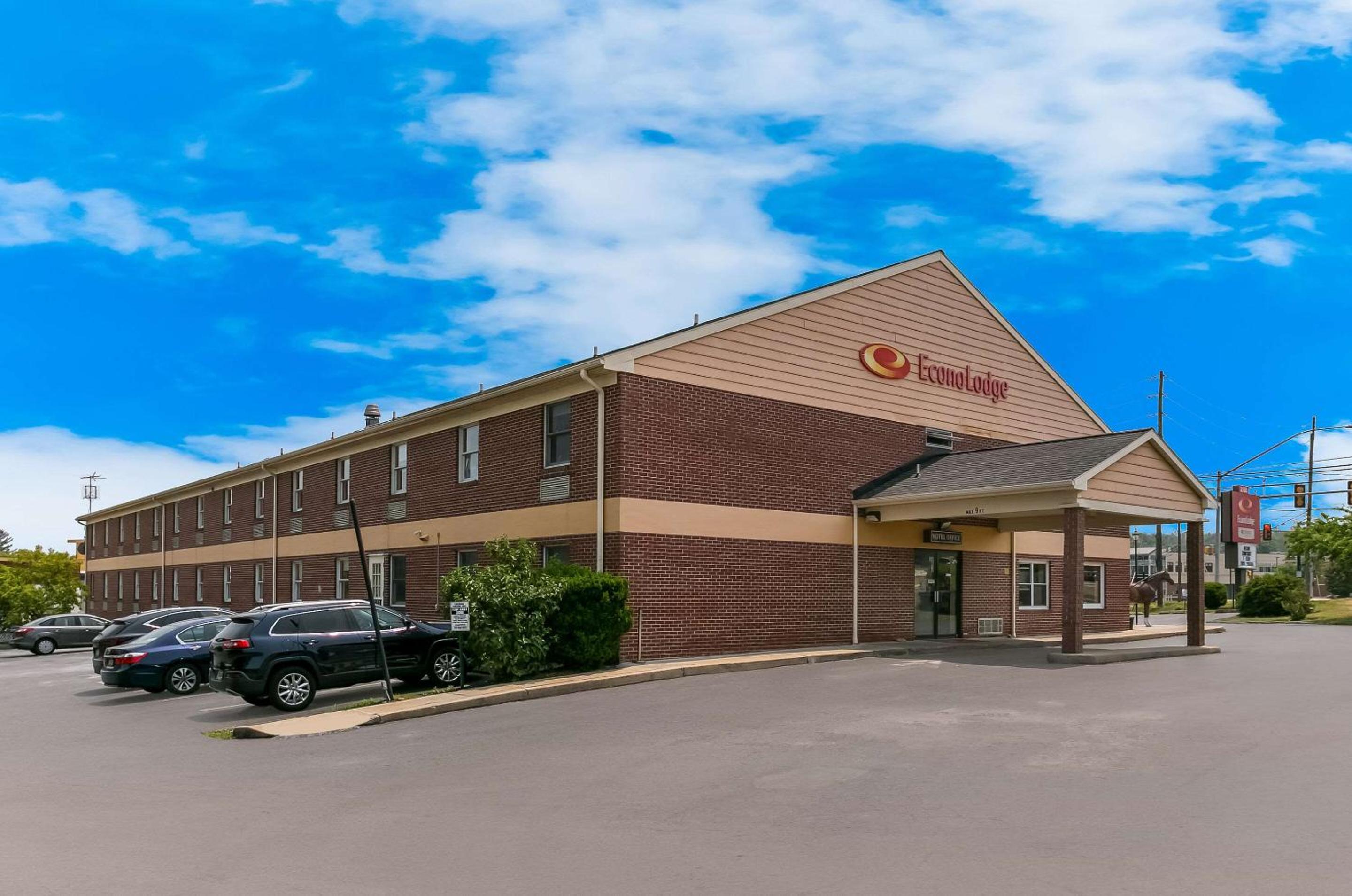 Hotel Econo Lodge Amish Country - Image 1